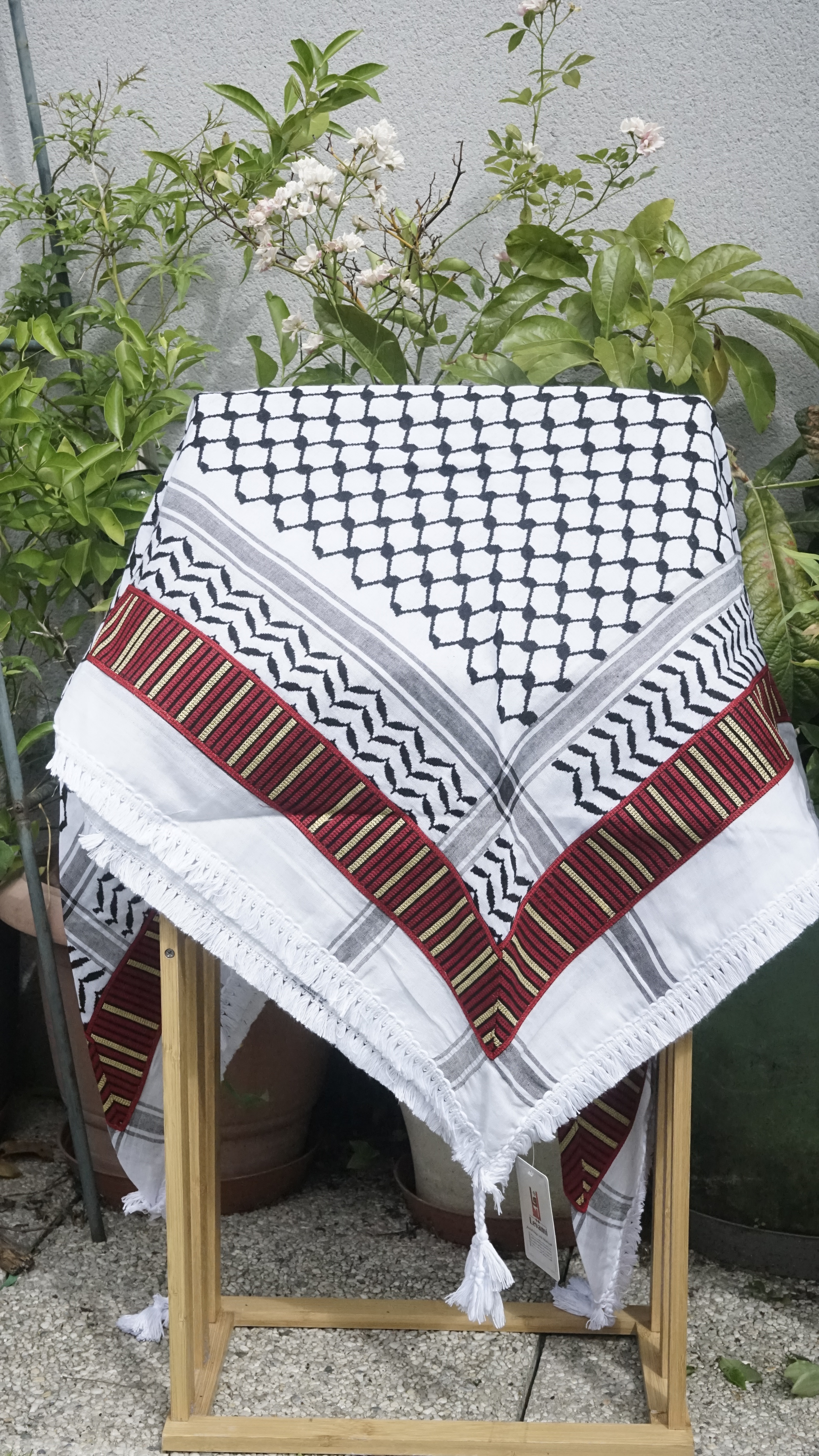 Keffieh blanc et noir brodé rouge, noir et doré – Rayures