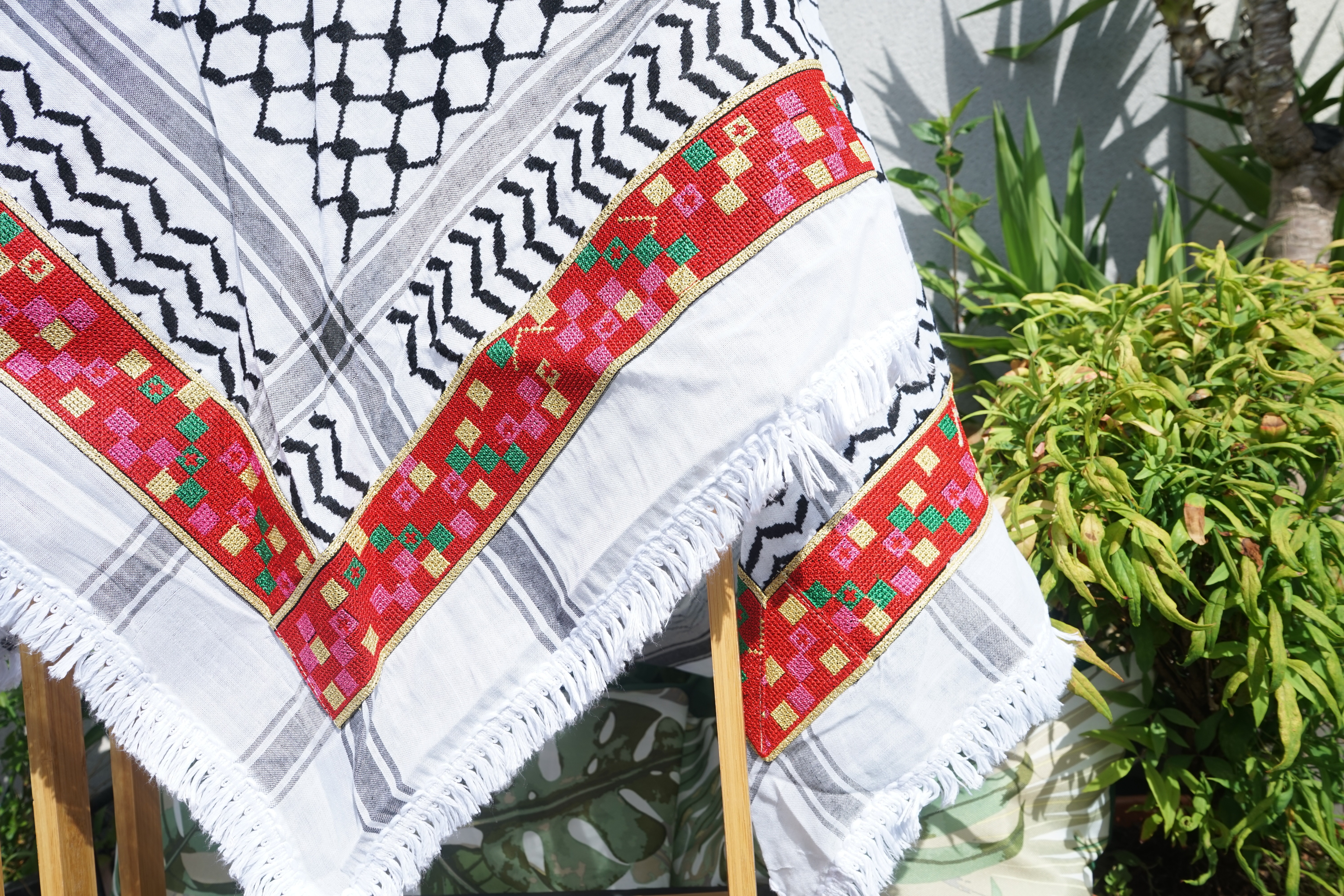 Keffieh blanc et noir brodé multicolore – Mosaïque