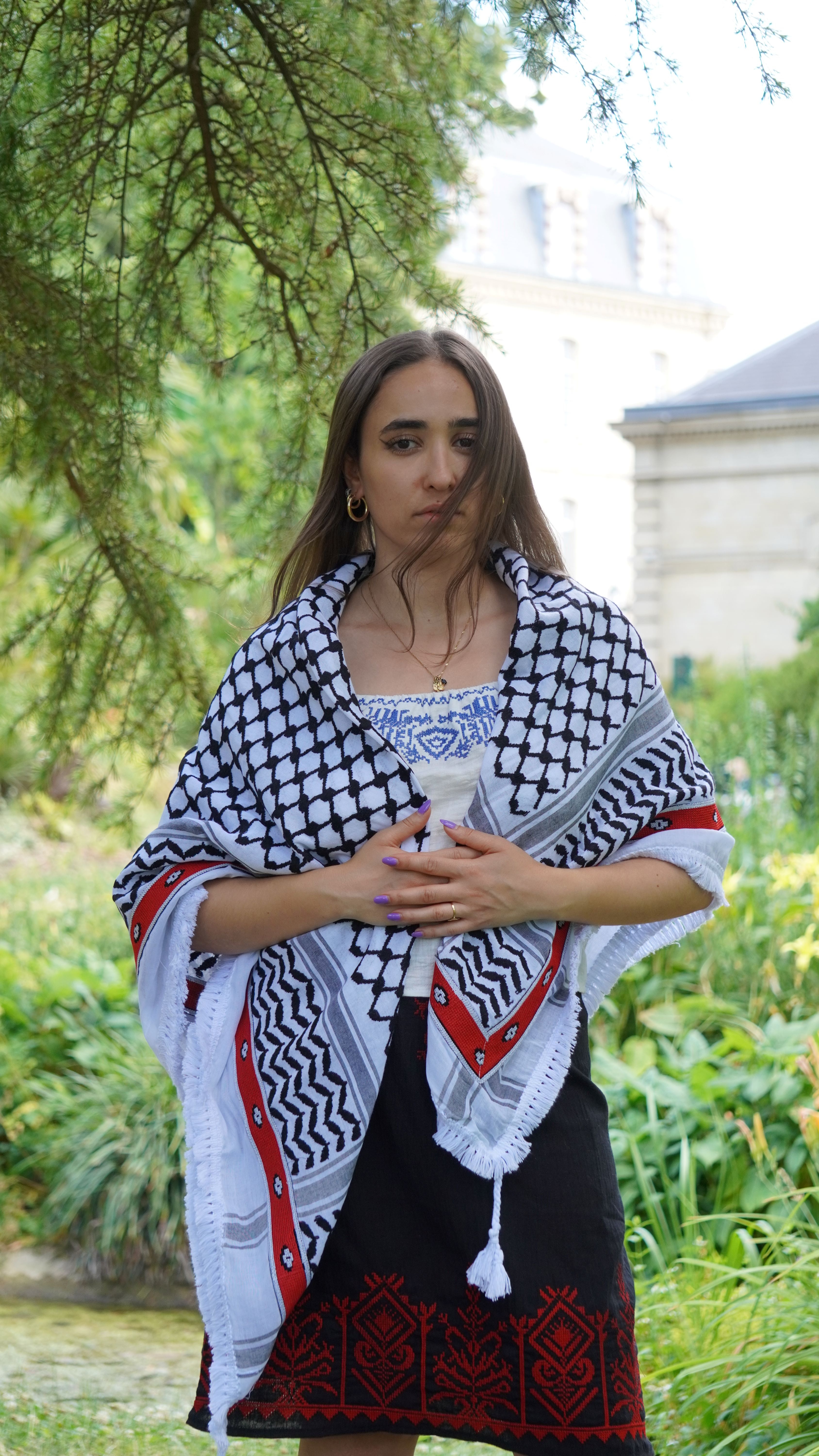 Keffieh blanc et noir à bordure rouge – Rosaces