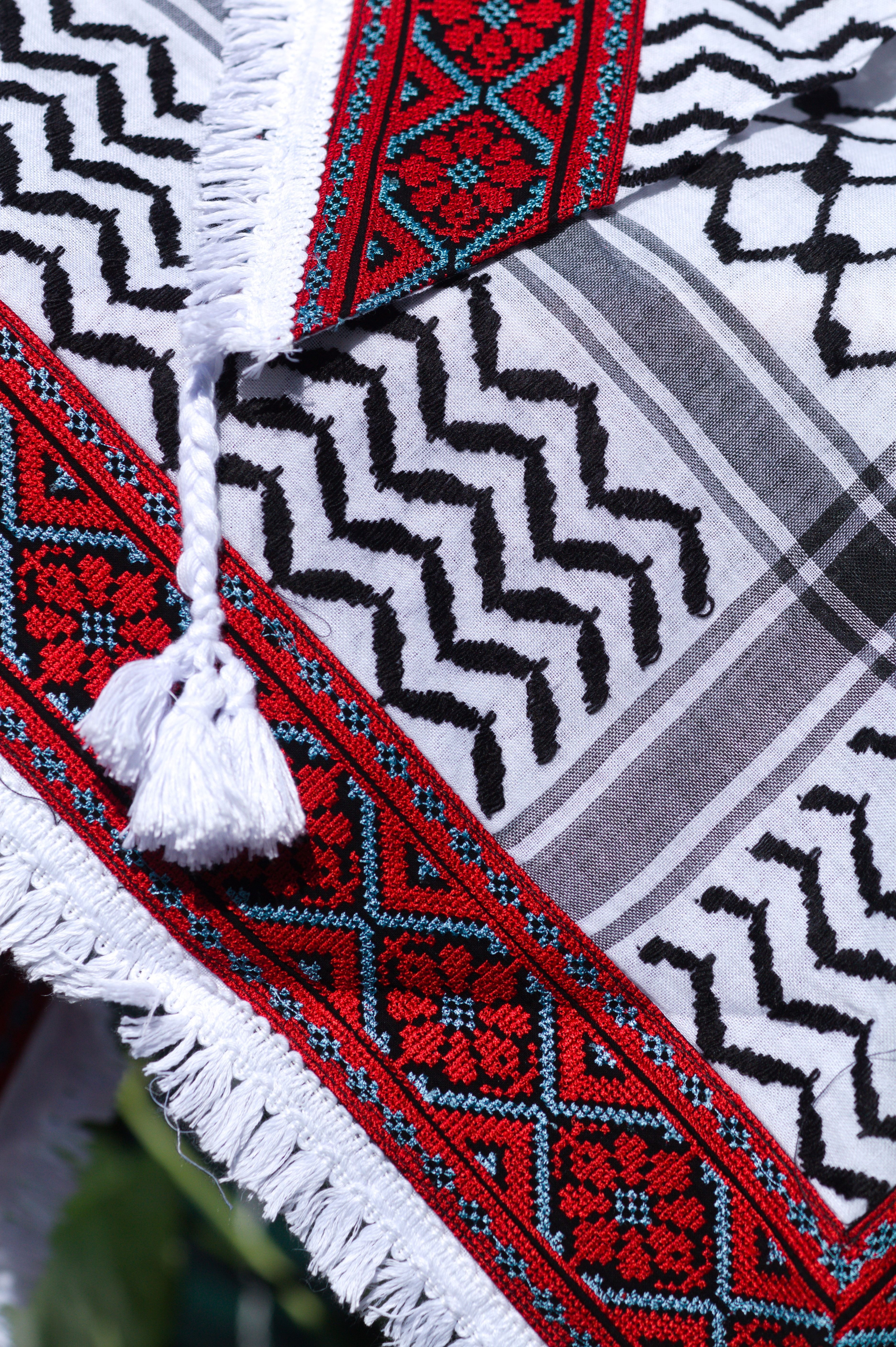 Keffieh blanc et noir brodé rouge et turquoise – Rosaces