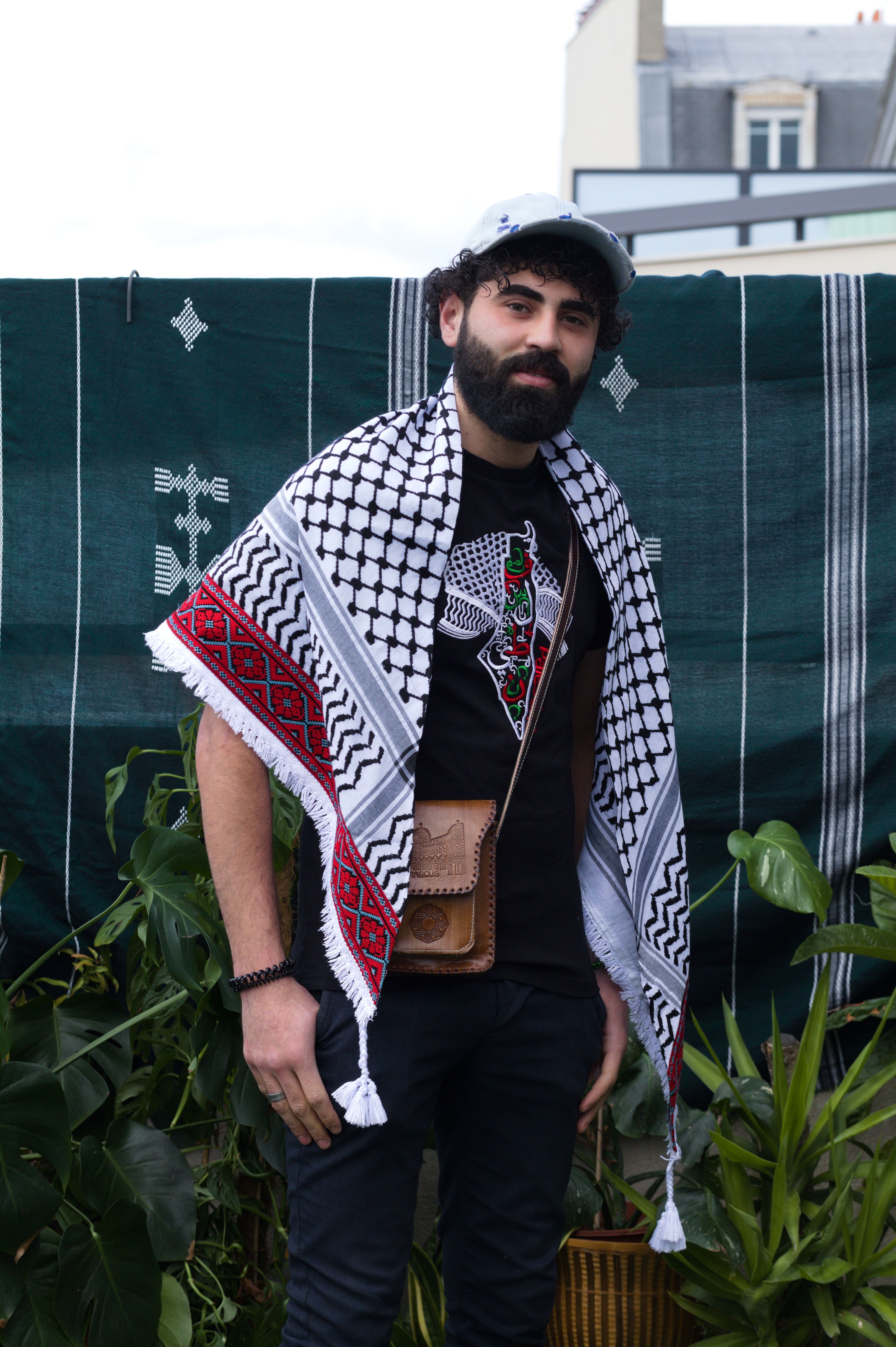 Keffieh blanc et noir brodé rouge et turquoise – Rosaces