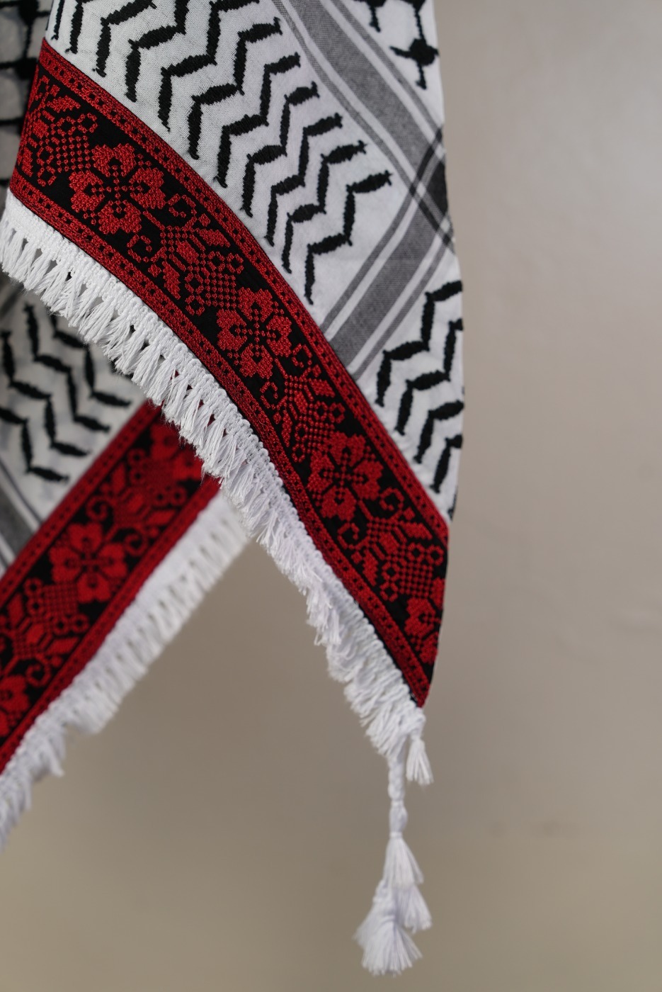 Keffieh blanc et noir brodé rouge — Motif floral traditionnel