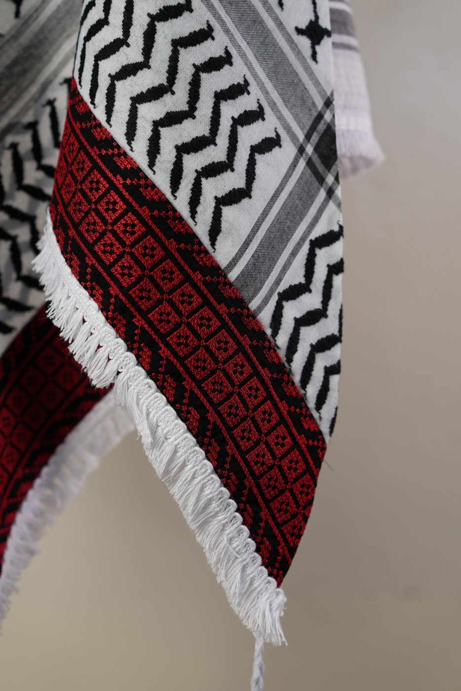 Keffieh blanc et noir brodé rouge — Motif géométrique carré