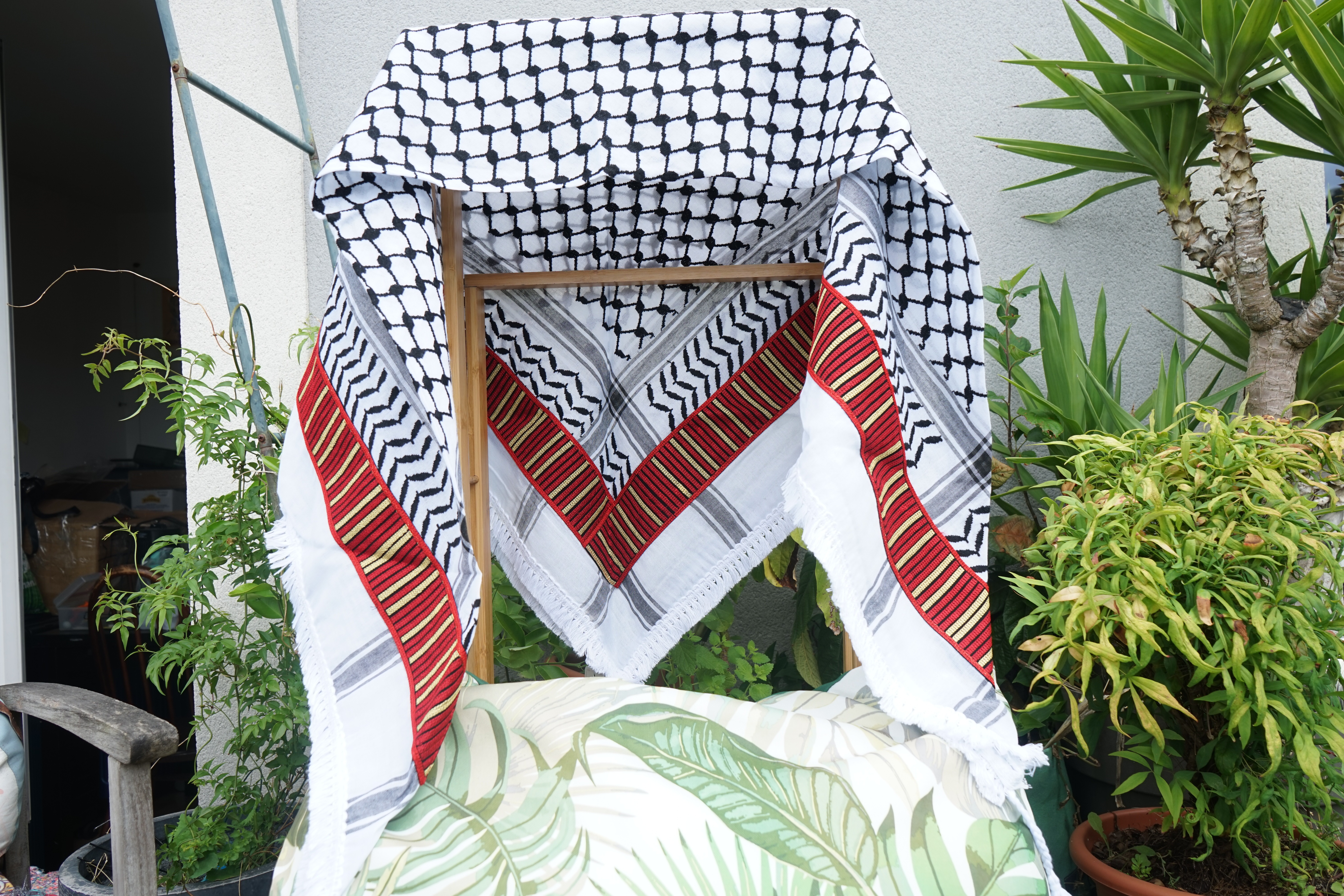 Keffieh blanc et noir brodé rouge, noir et doré – Rayures