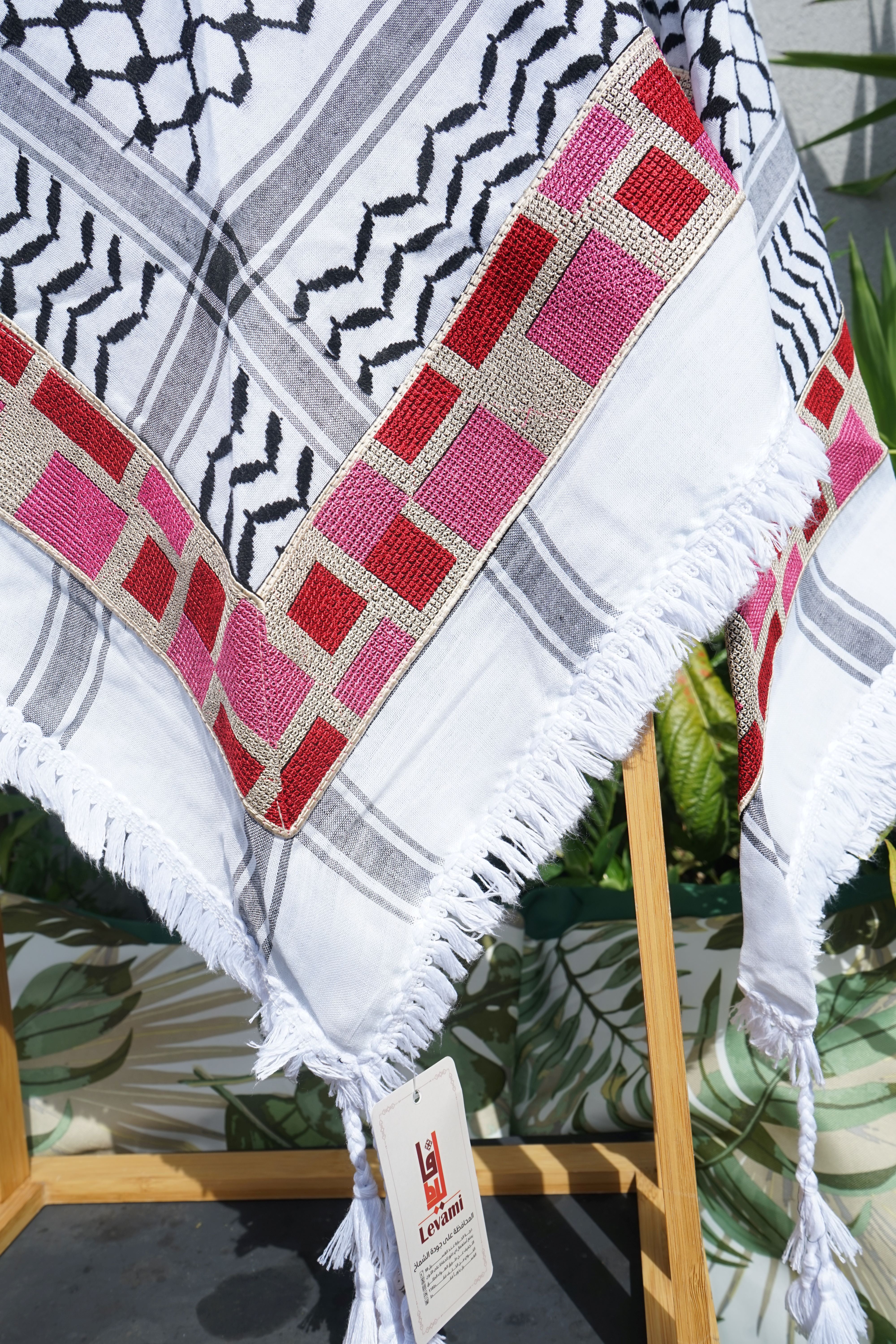 Keffieh blanc et noir brodé beige, rouge et rose – Mosaïque