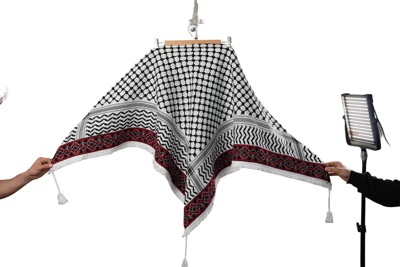 Keffieh blanc et noir brodé multicolore — Motif traditionnel palestinien