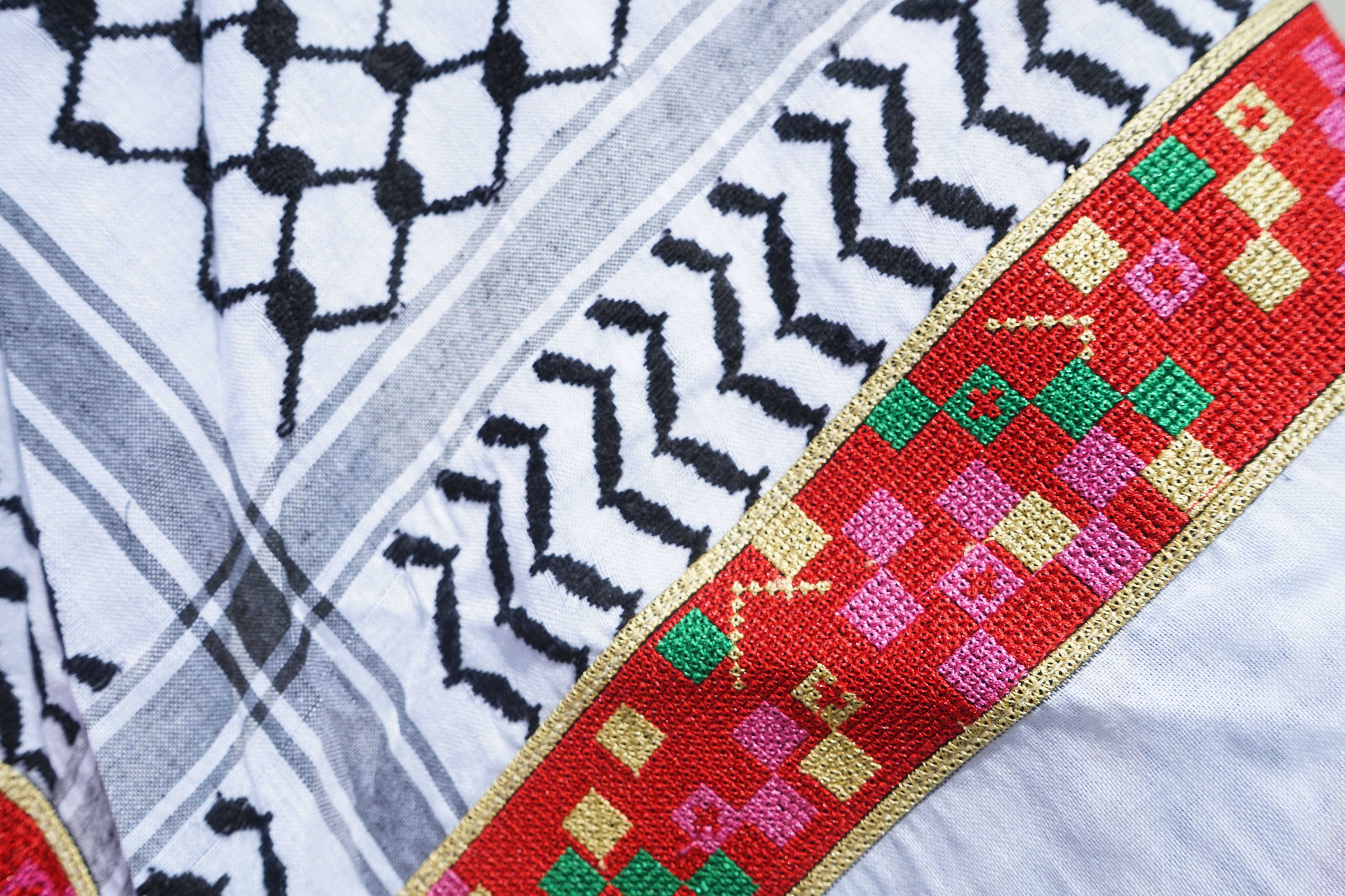 Keffieh blanc et noir brodé multicolore – Mosaïque