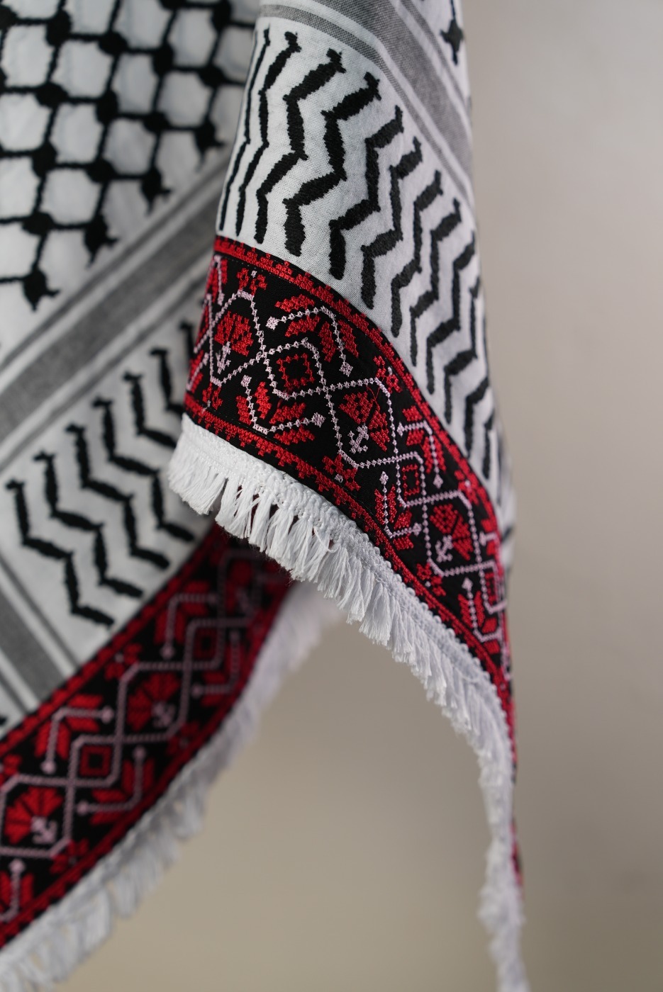 Keffieh blanc et noir brodé multicolore — Motif traditionnel palestinien