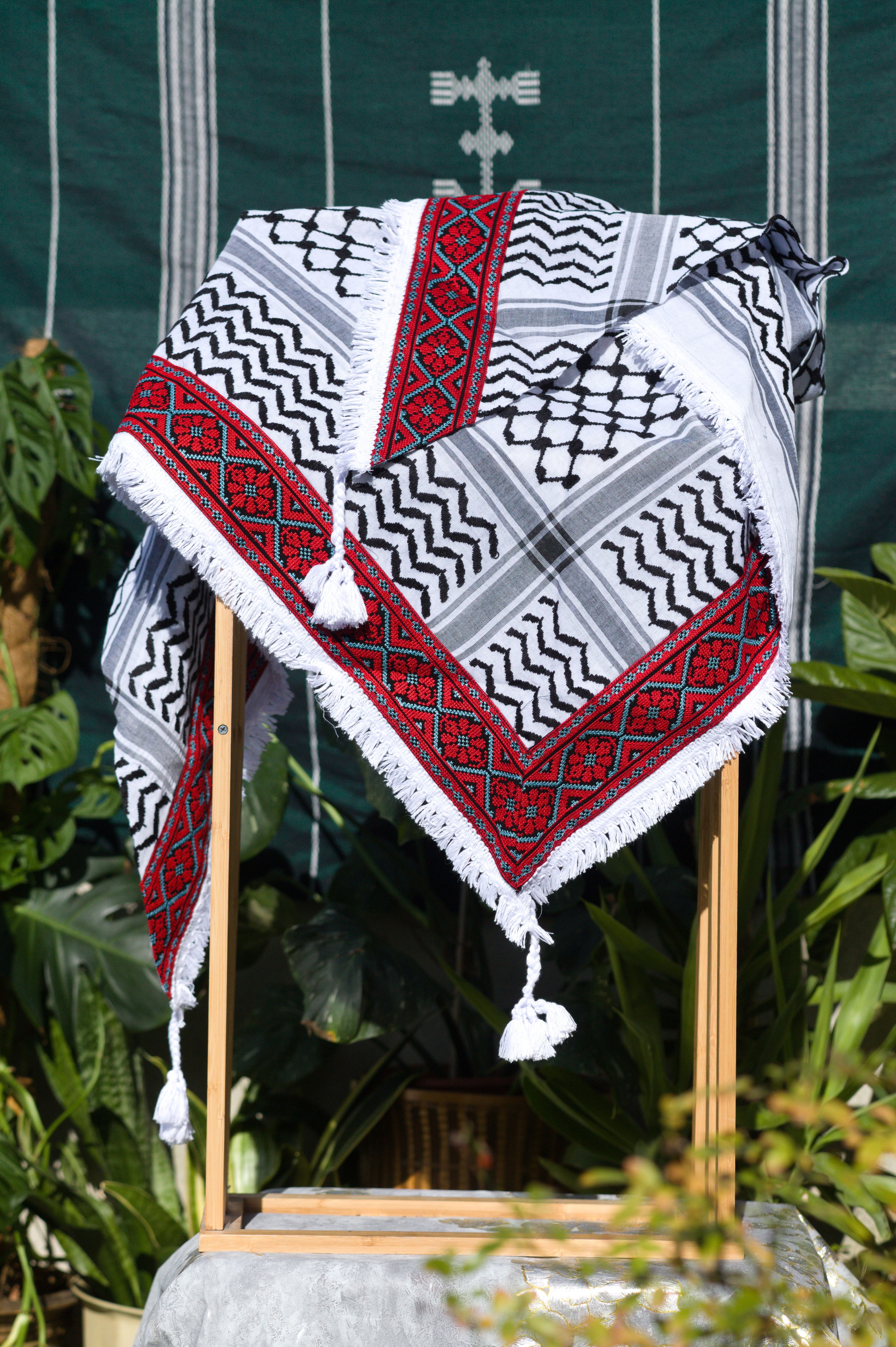 Keffieh blanc et noir brodé rouge et turquoise – Rosaces