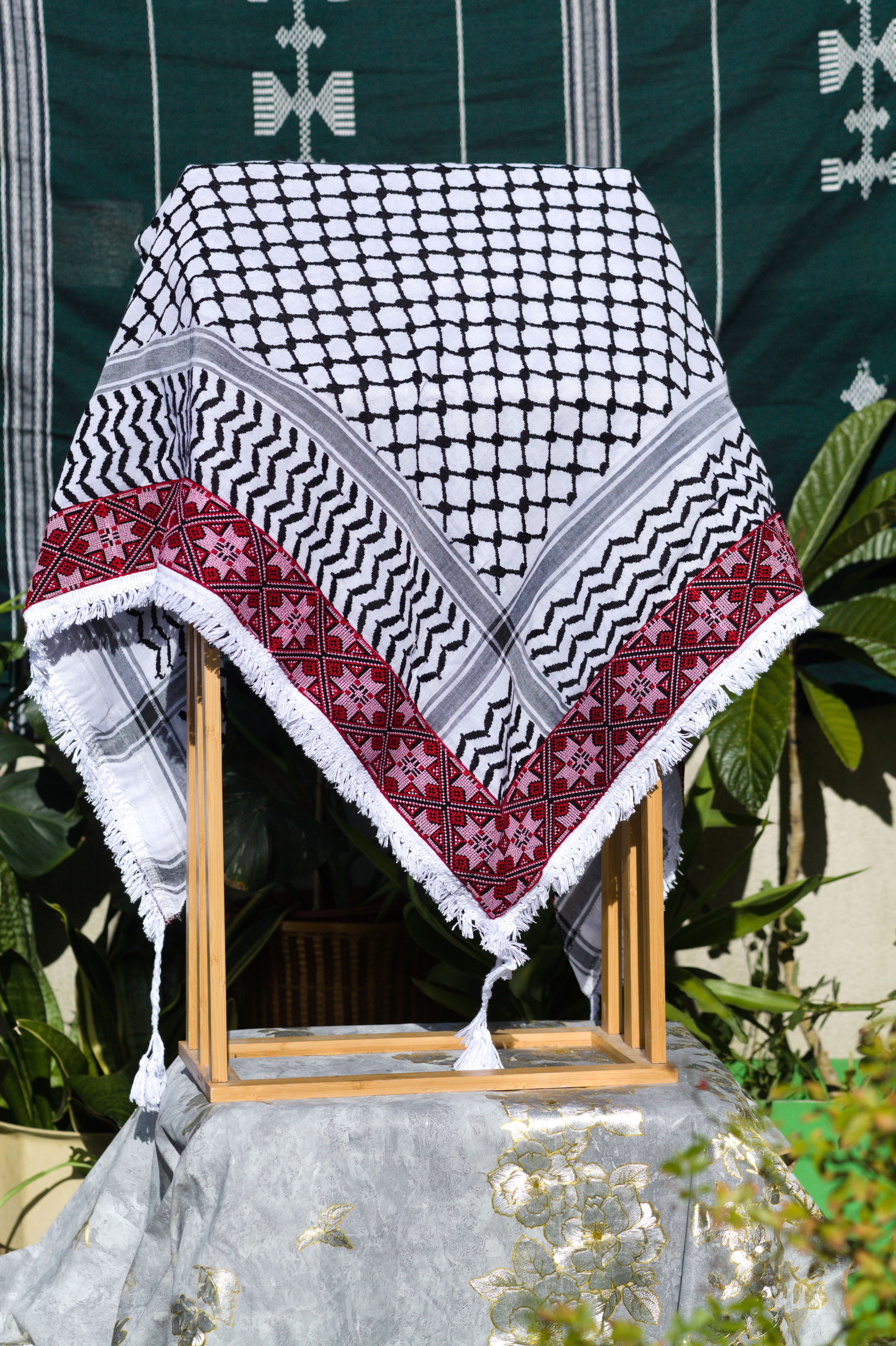 Keffieh blanc et noir brodé rose et rouge — Motif géométrique étoilé