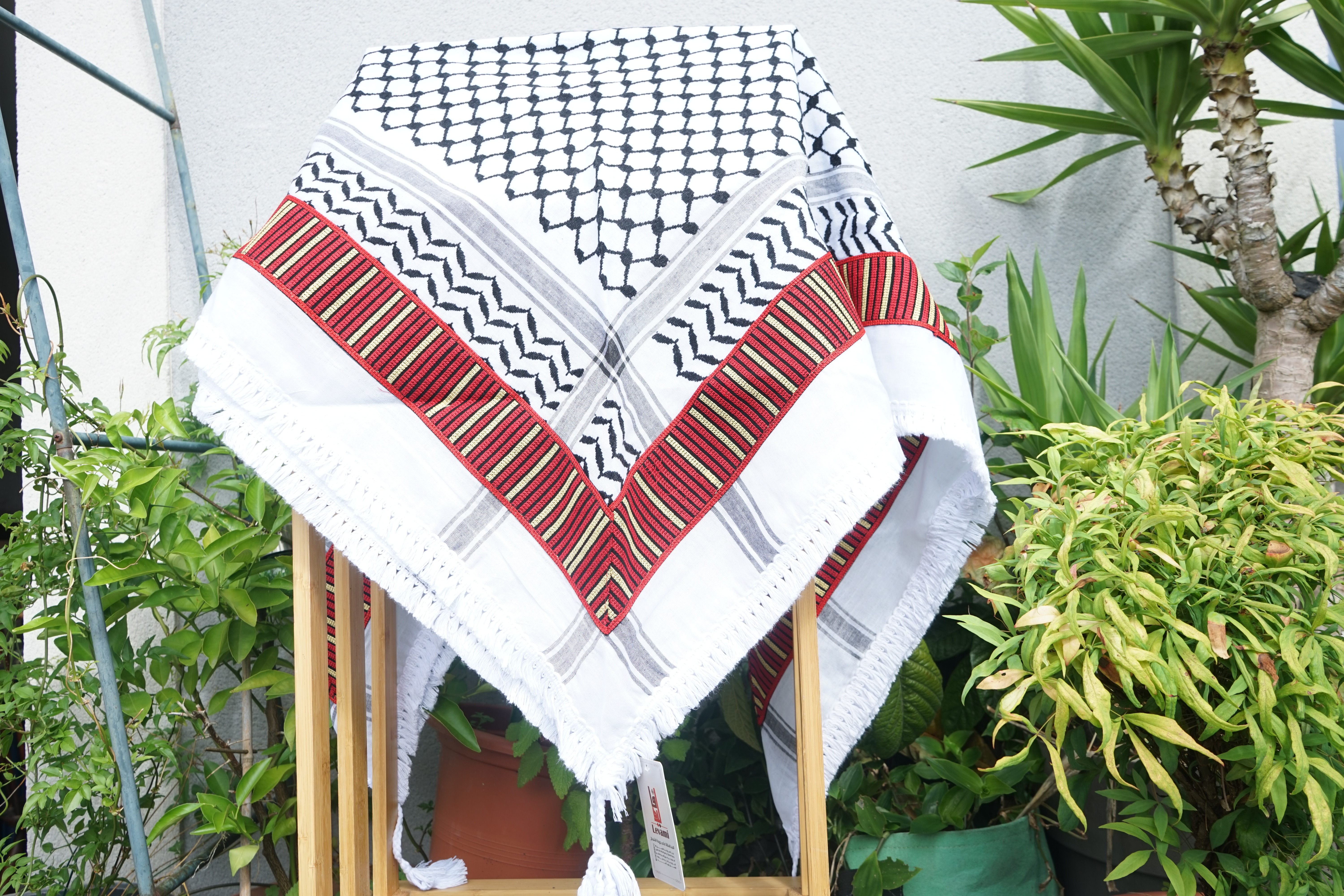 Keffieh blanc et noir brodé rouge, noir et doré – Rayures