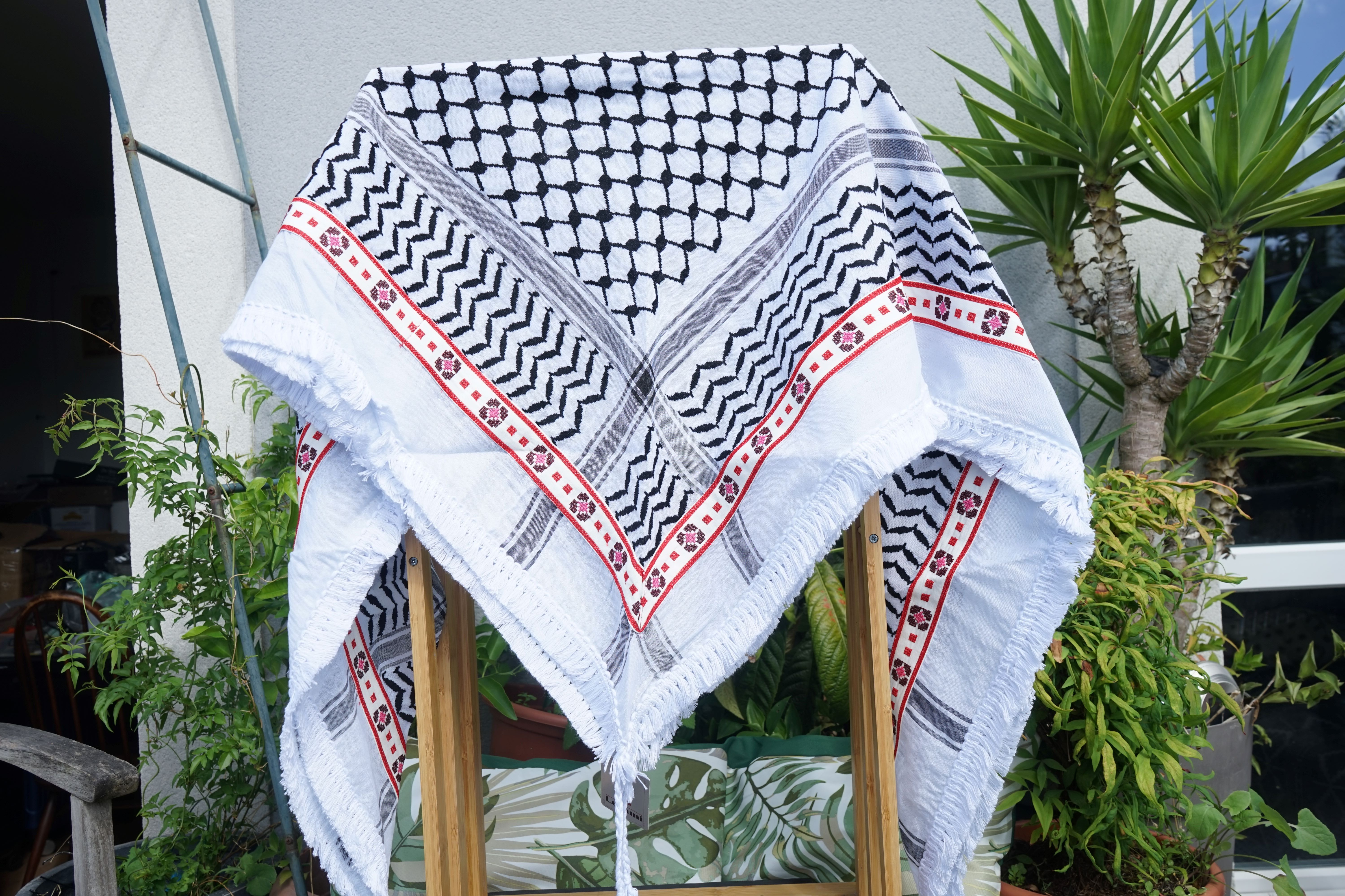 Keffieh blanc et noir brodé rouge et rose – Rosaces
