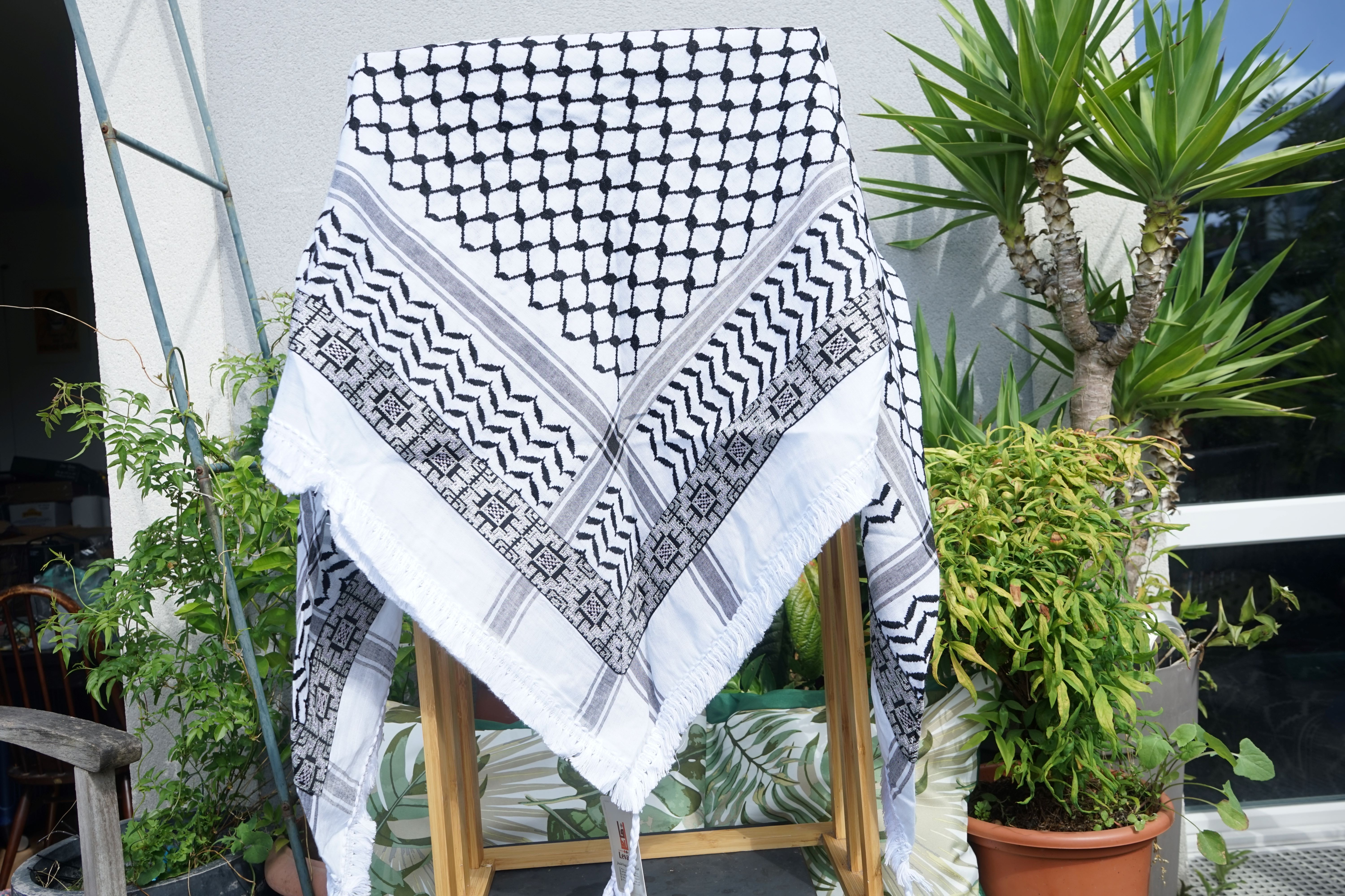 Keffieh blanc et noir brodé argenté et noir – Motifs géométriques