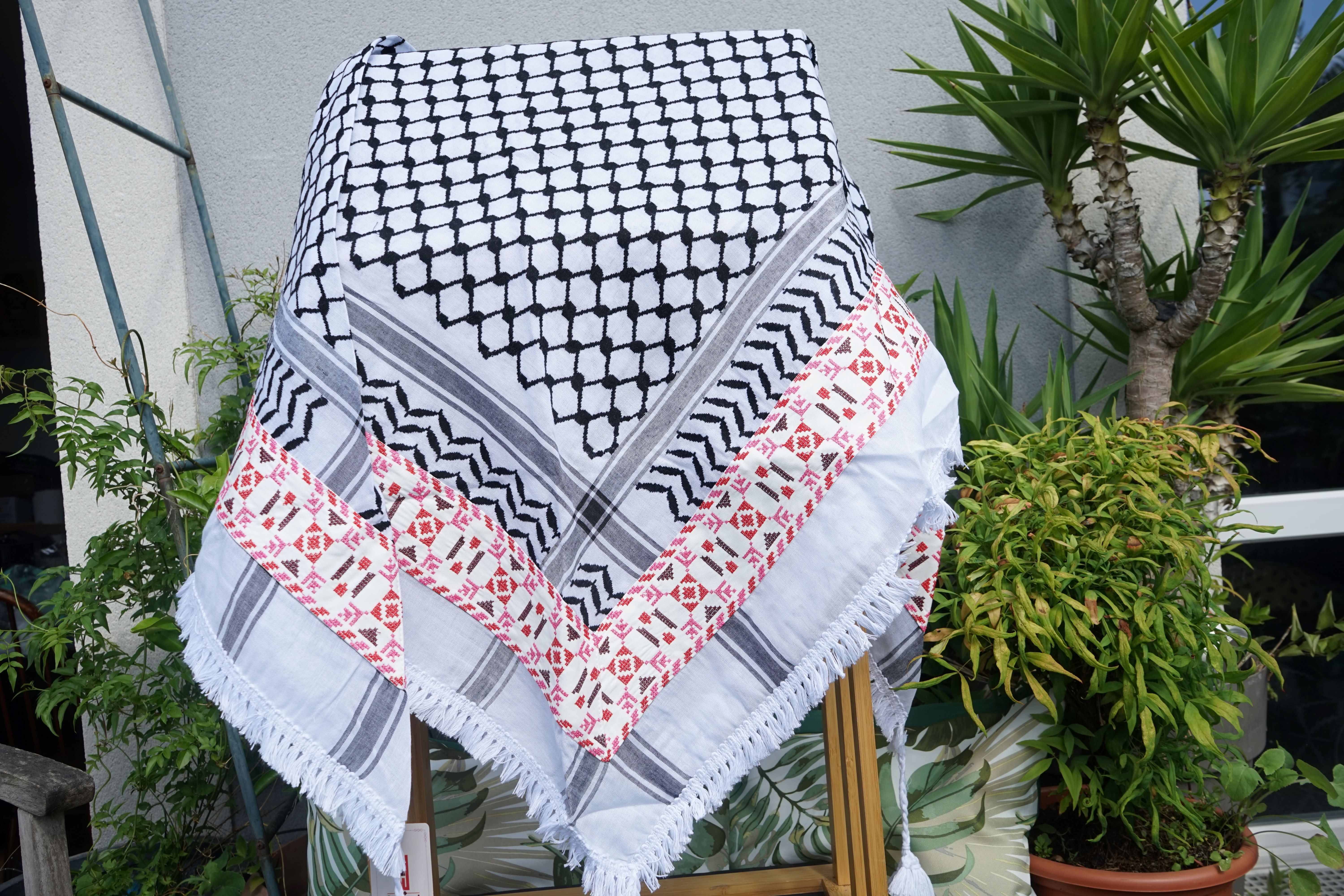 Keffieh blanc et noir brodé rose et rouge – Motifs graphiques