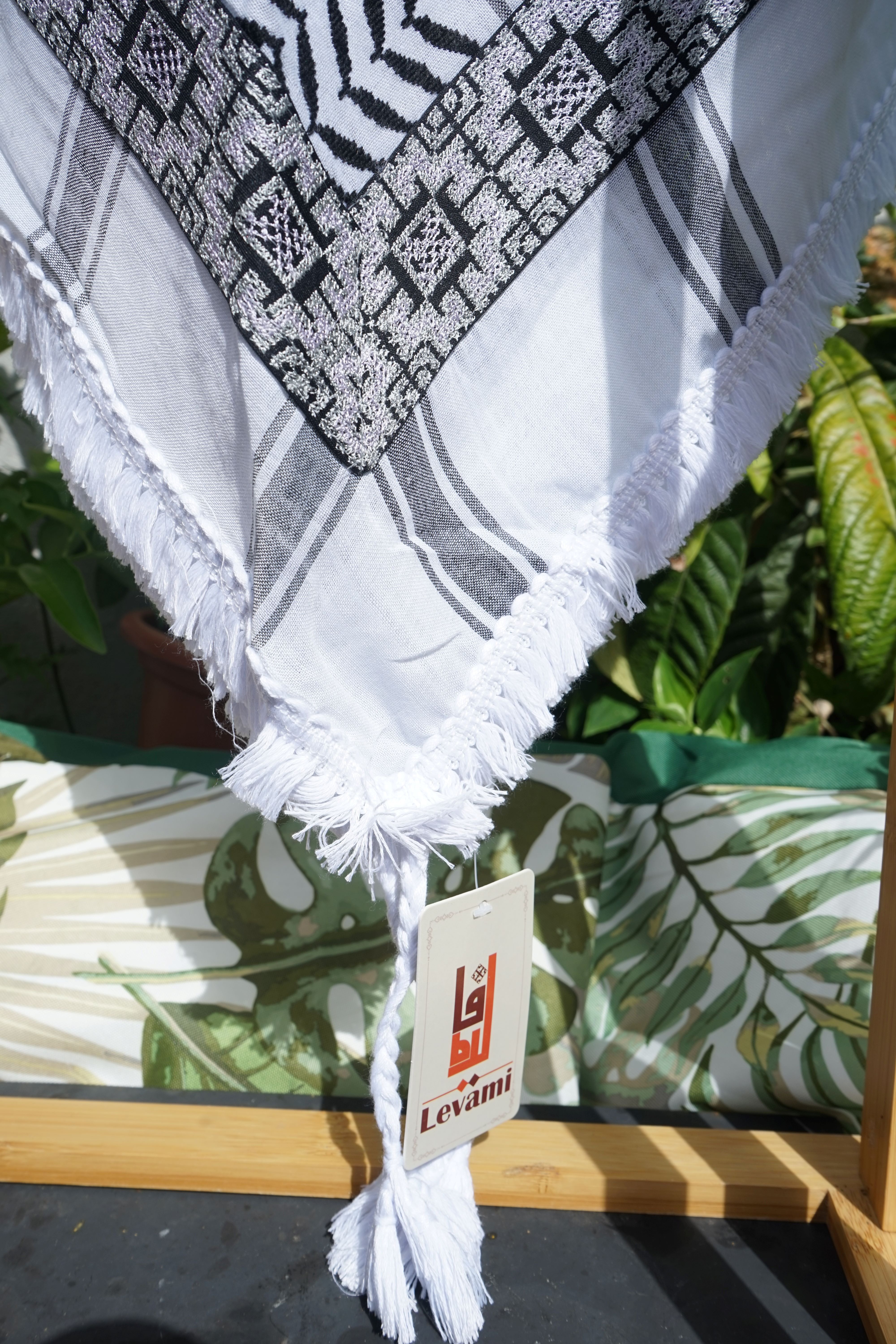 Keffieh blanc et noir brodé argenté et noir – Motifs géométriques