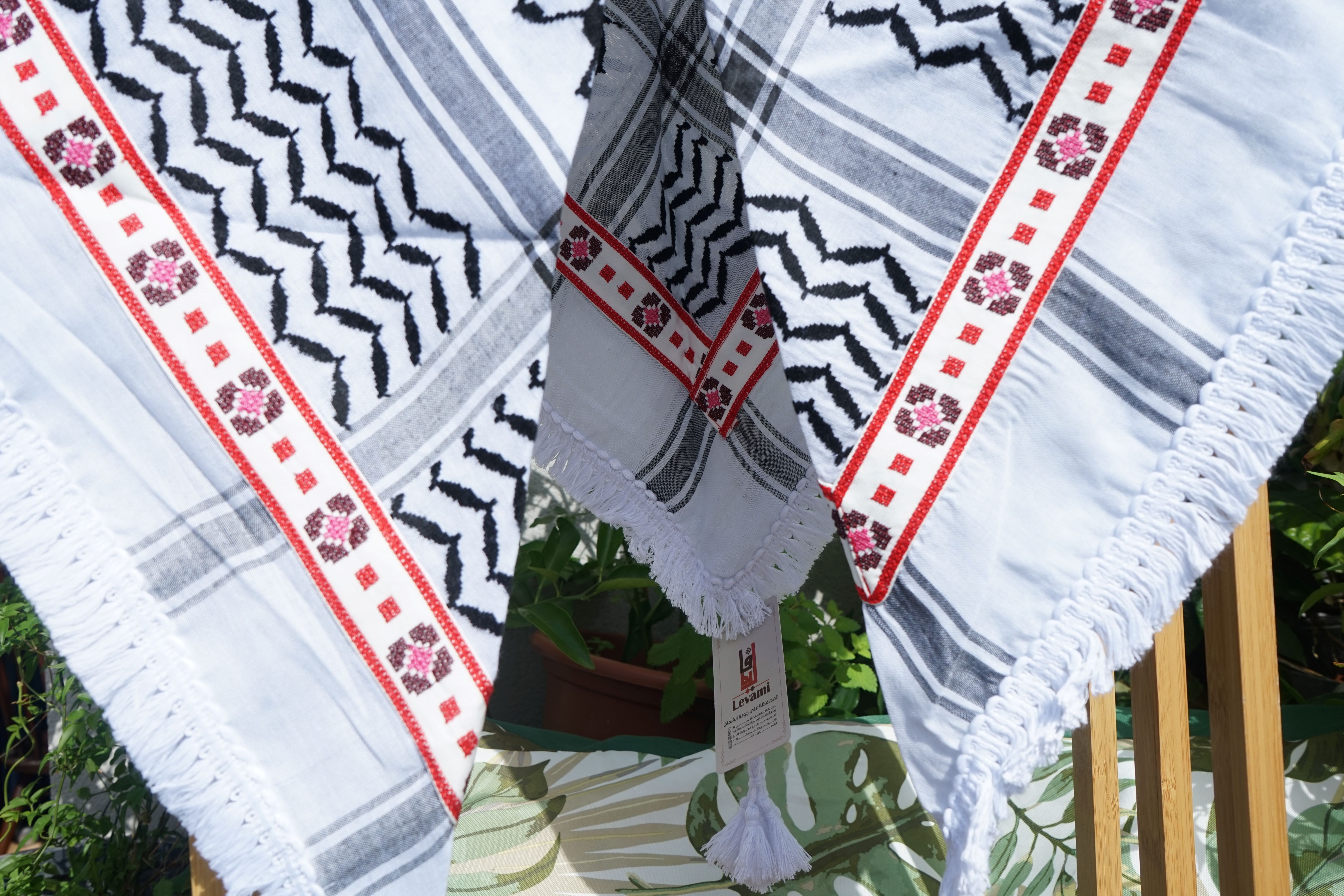 Keffieh blanc et noir brodé rouge et rose – Rosaces