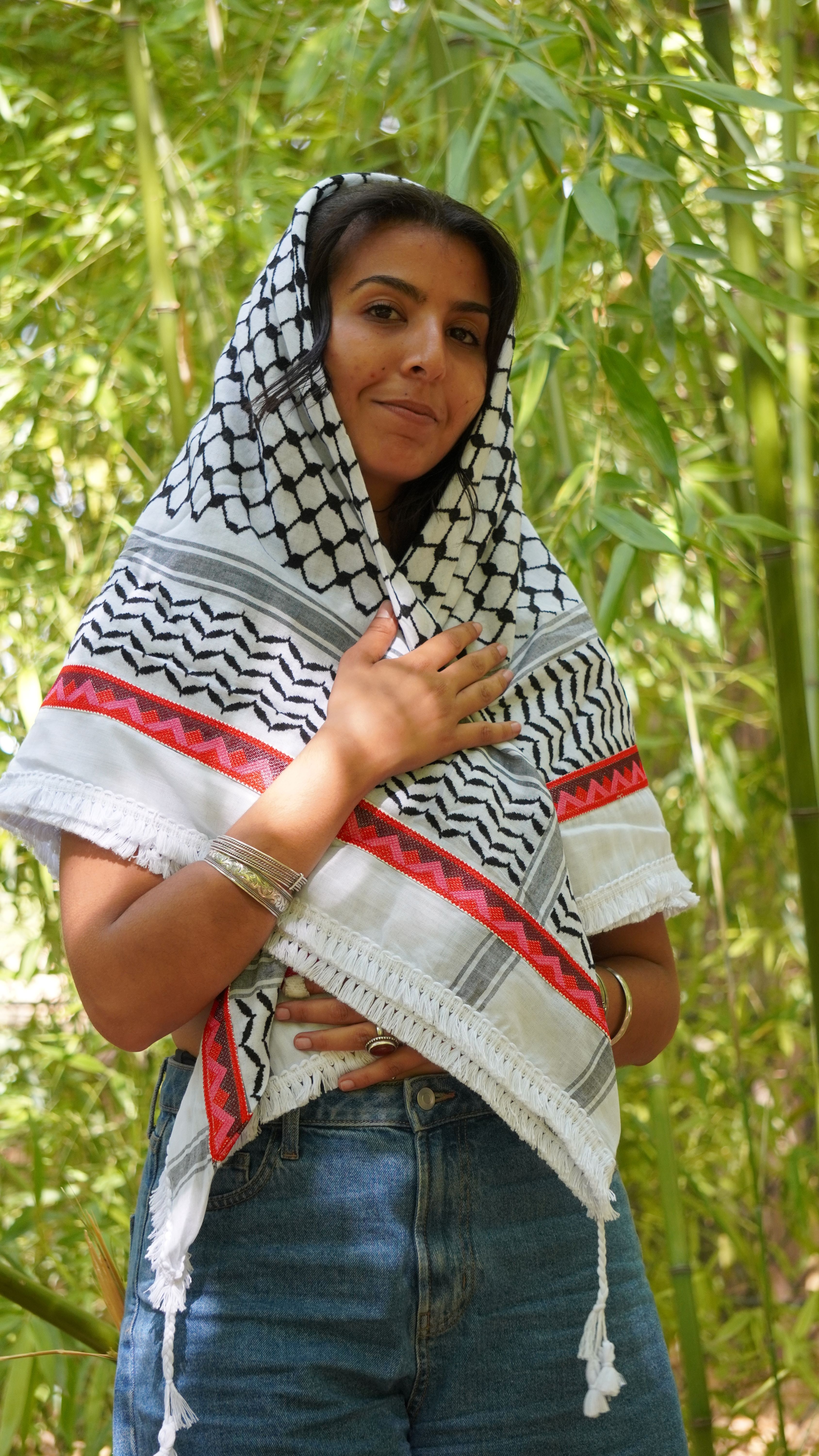 Keffieh blanc et noir brodé rose et rouge — Motif zigzag
