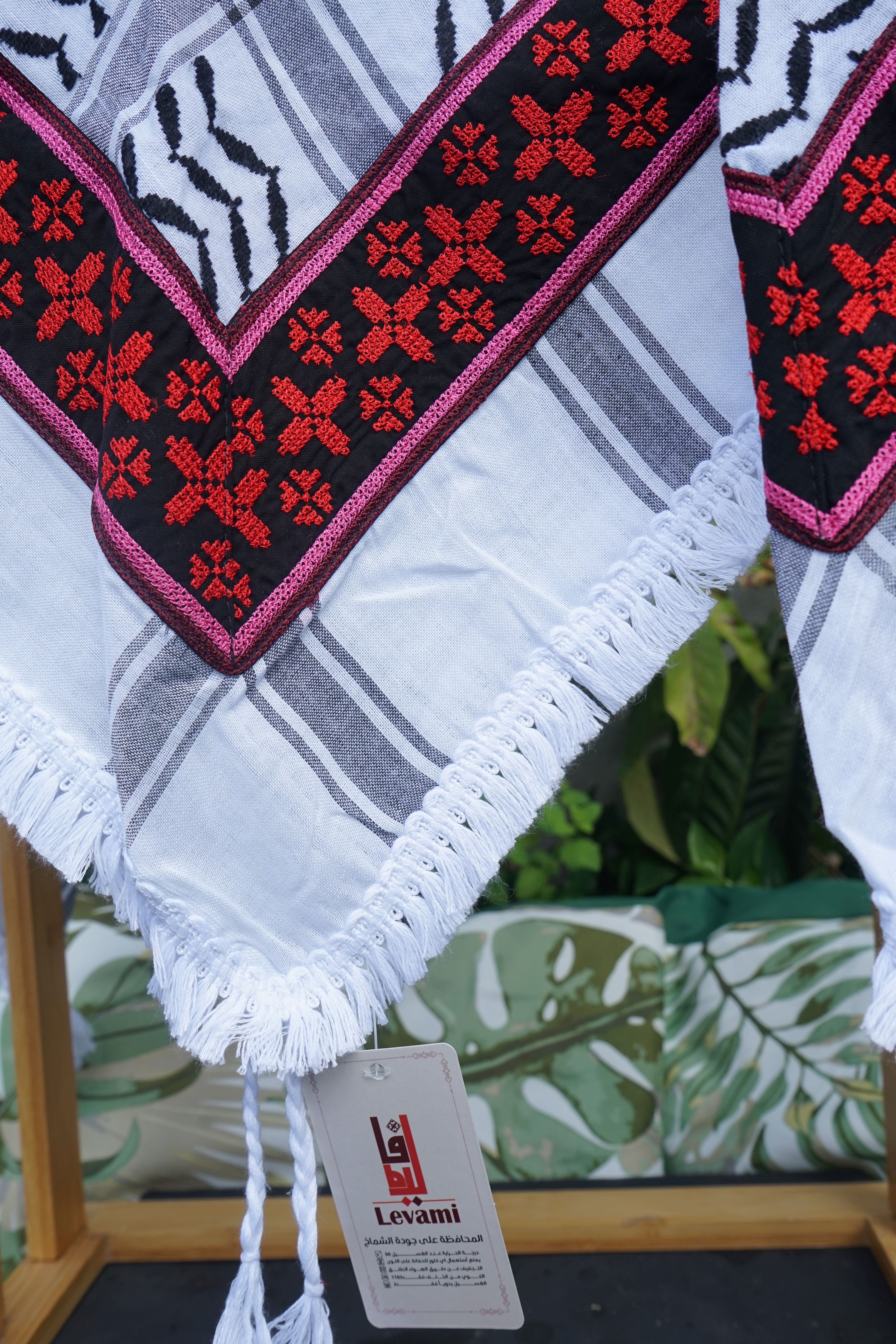 Keffieh blanc et noir brodé rouge sur fond noir – Étoiles