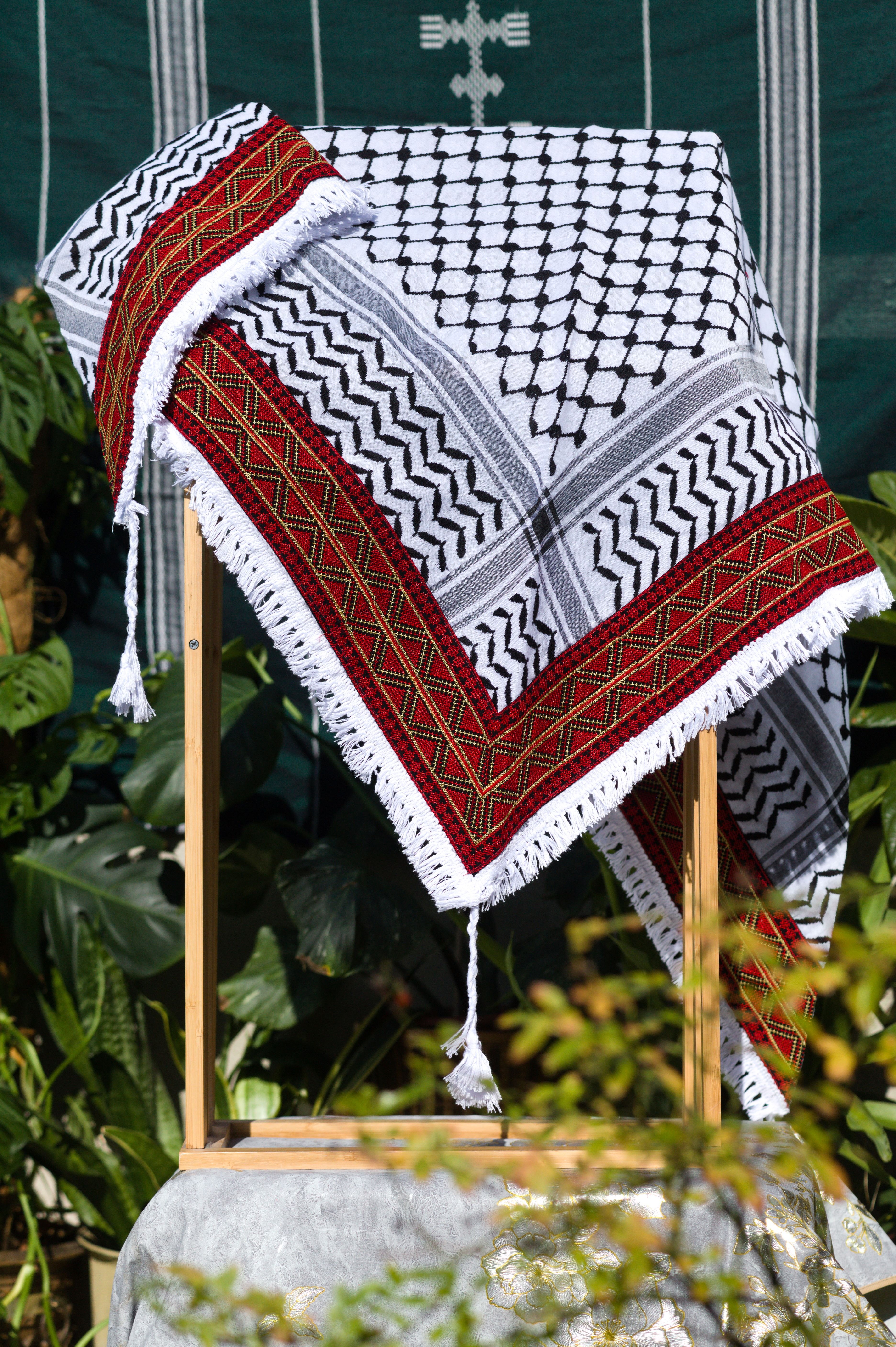 Keffieh blanc et noir brodé rouge, noir et doré – Losanges