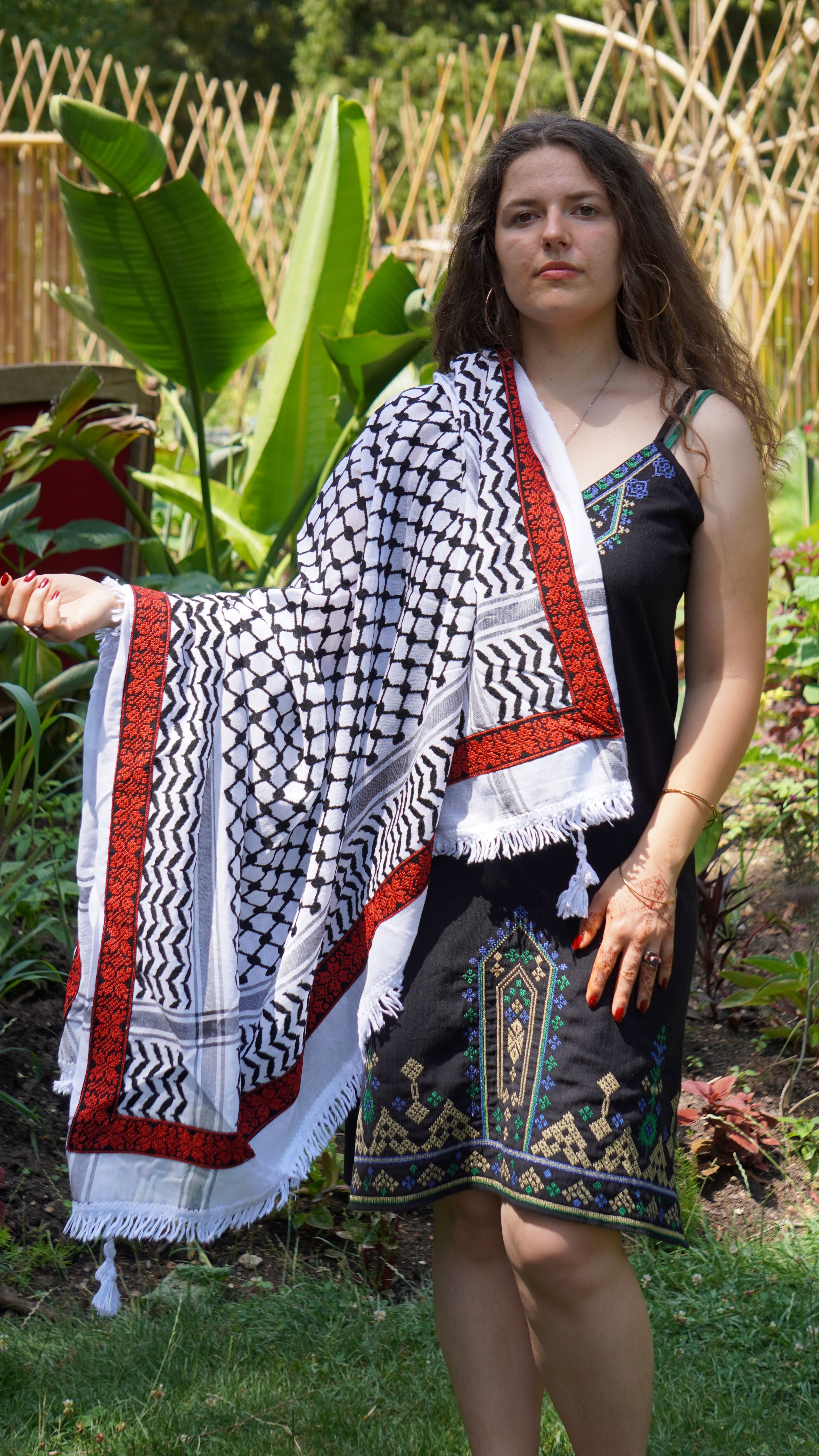 Keffieh blanc et noir brodé rouge et noir – Motif géométrique