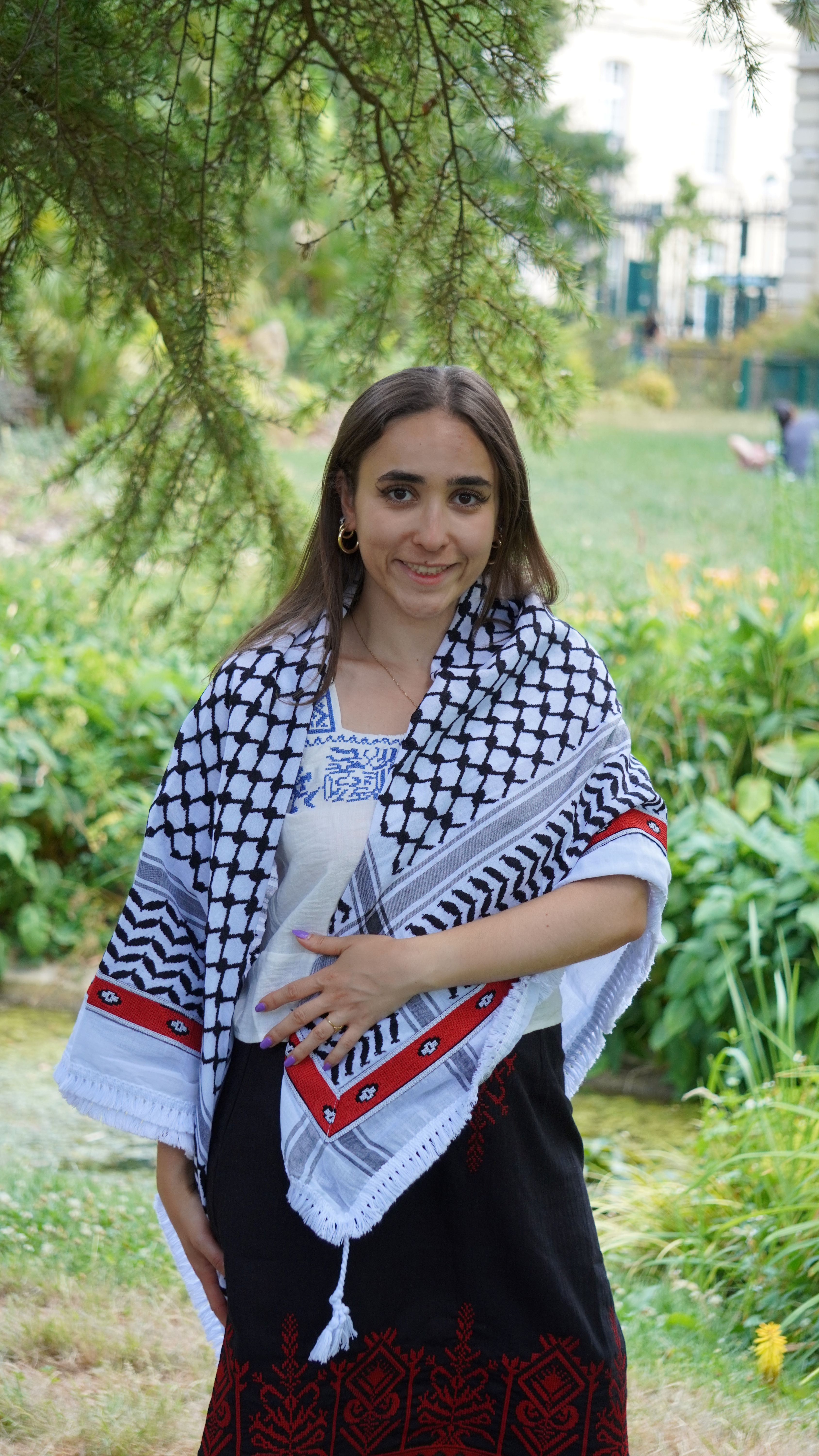 Keffieh blanc et noir à bordure rouge – Rosaces