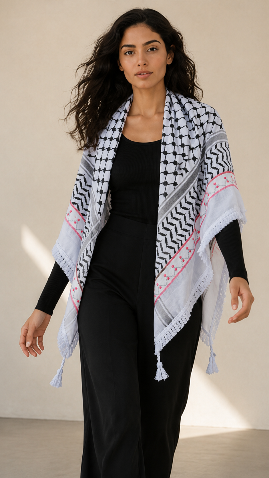Keffieh blanc et noir brodé rose poudré – Guirlande florale