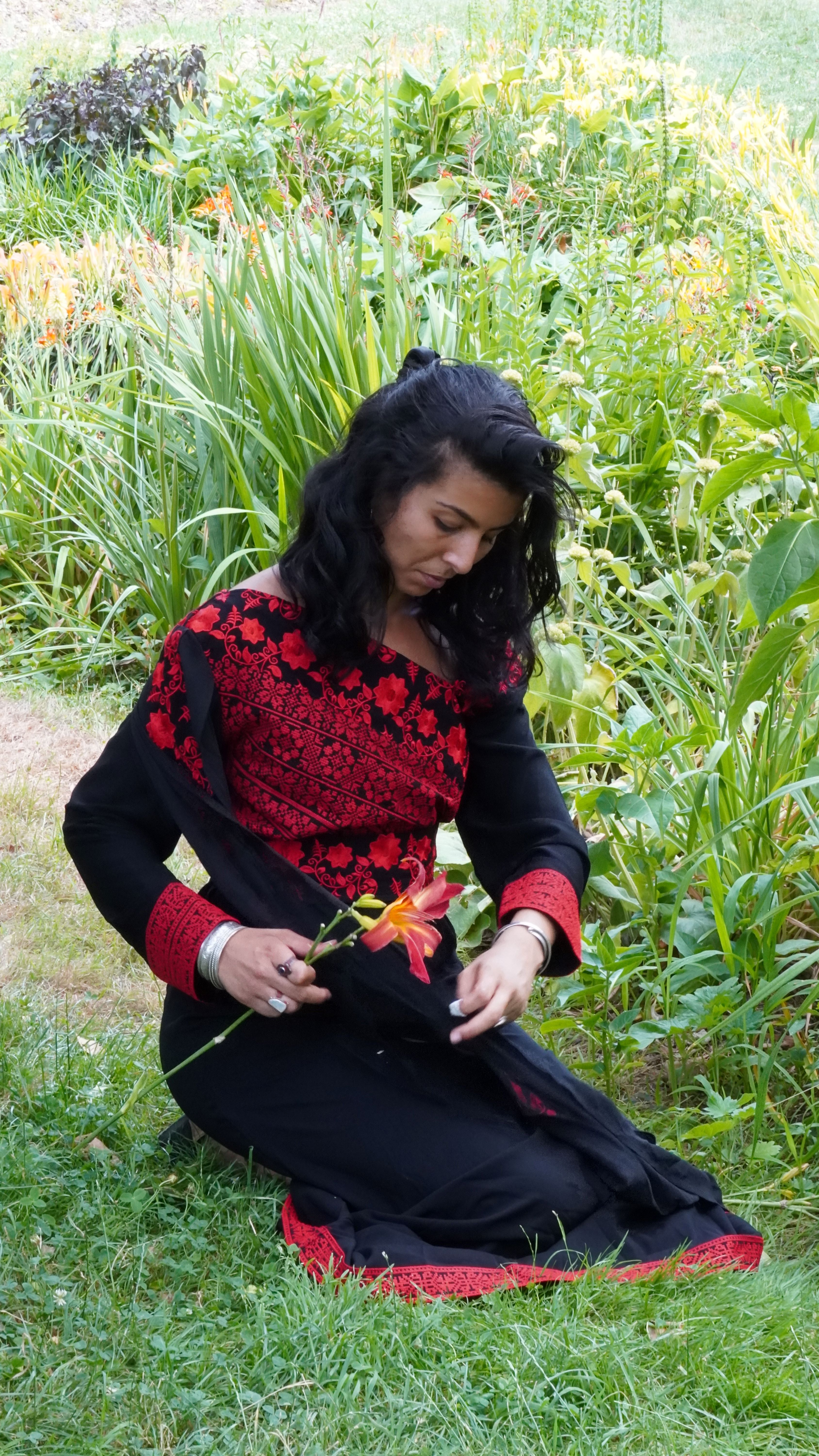 Robe noire asymétrique brodée fleurs rouges