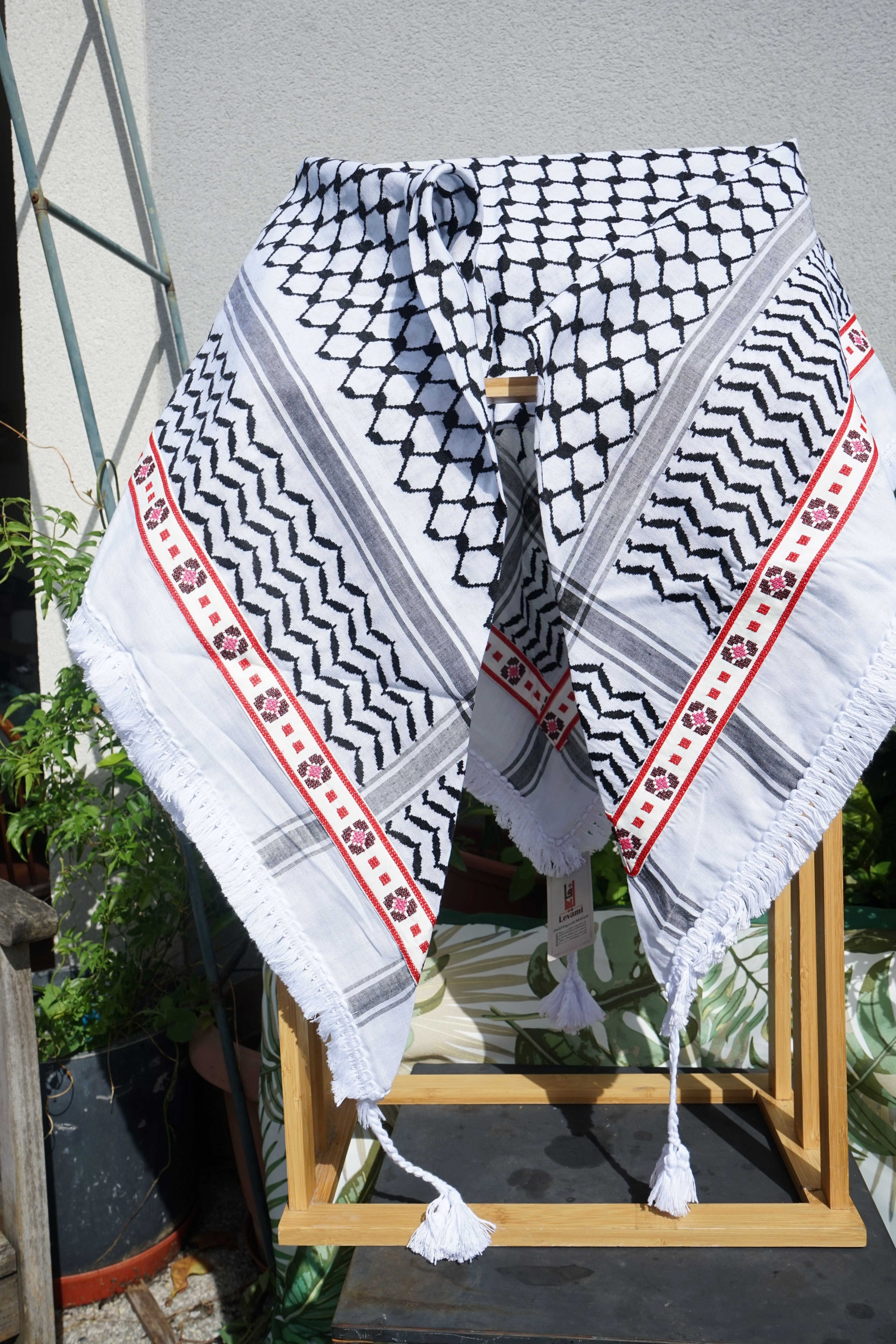 Keffieh blanc et noir brodé rouge et rose – Rosaces