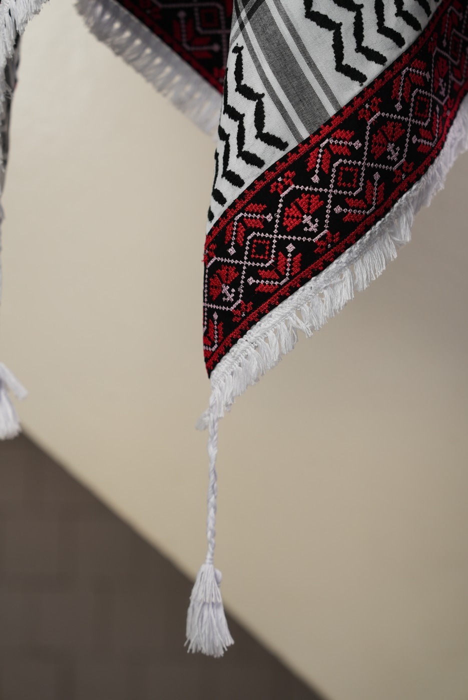 Keffieh blanc et noir brodé multicolore — Motif traditionnel palestinien