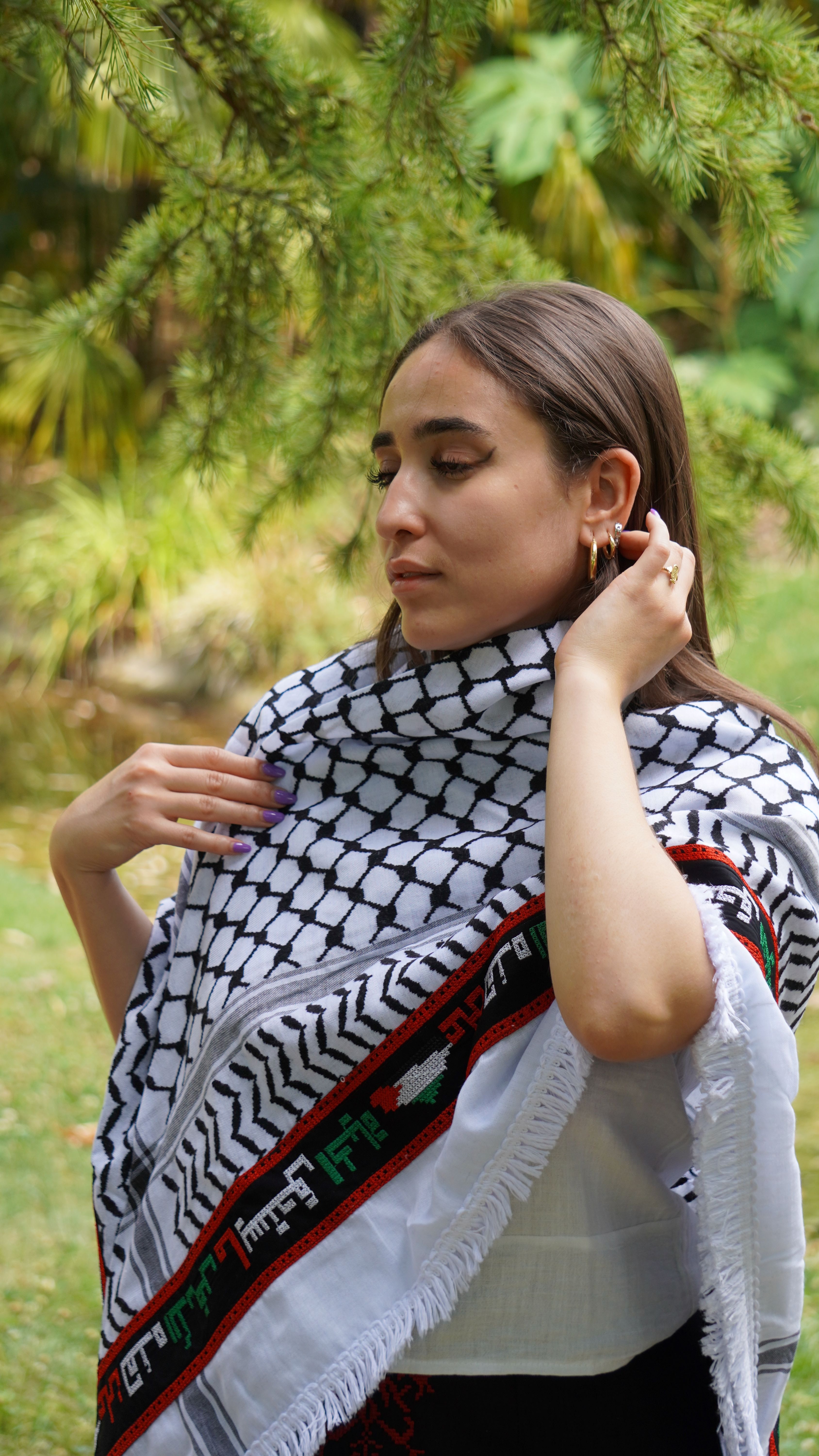 Keffieh blanc et noir brodé rouge — « علَى هَذِهِ الأَرْض مَا يَسْتَحِقُّ الحَياةْ »