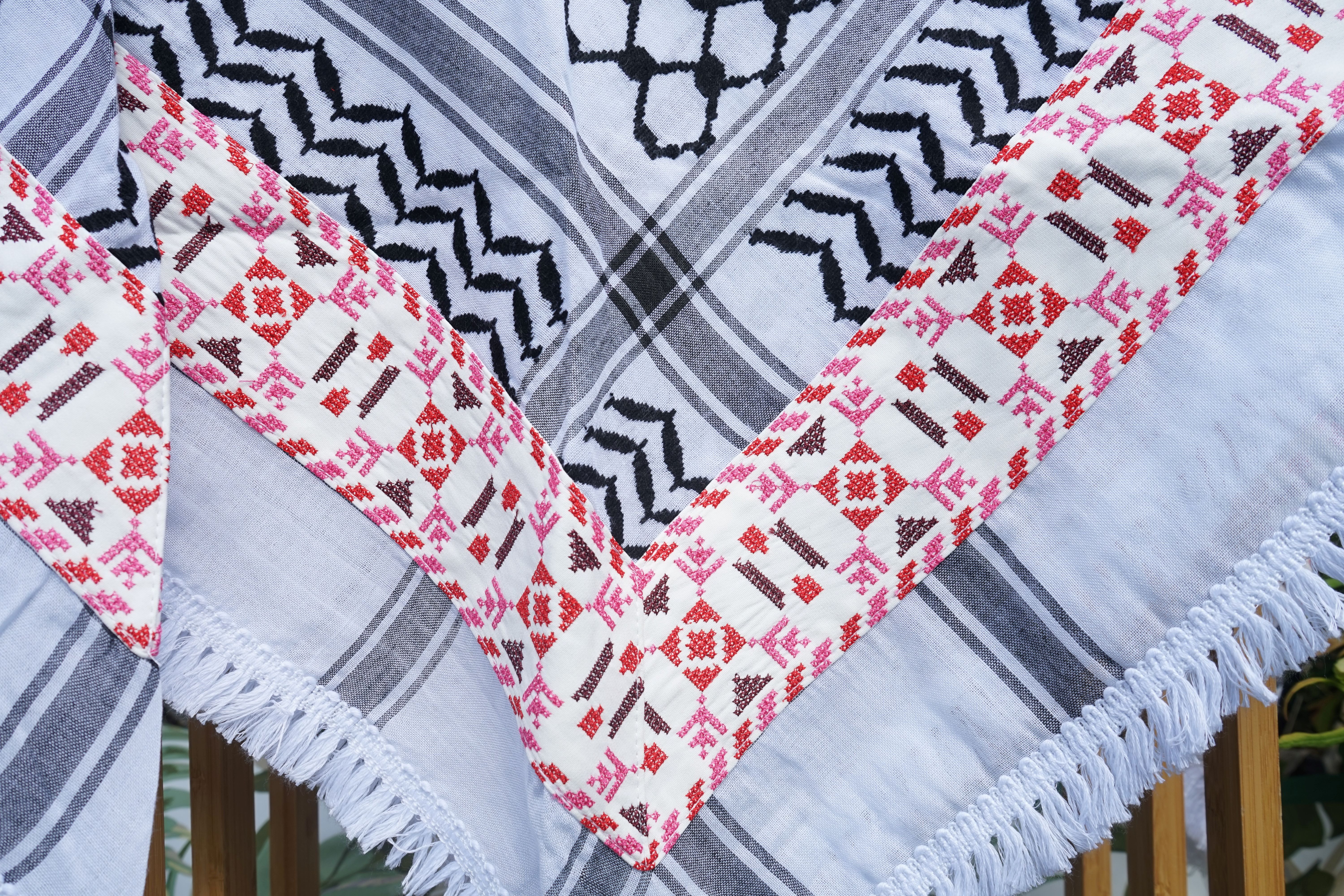 Keffieh blanc et noir brodé rose et rouge – Motifs graphiques