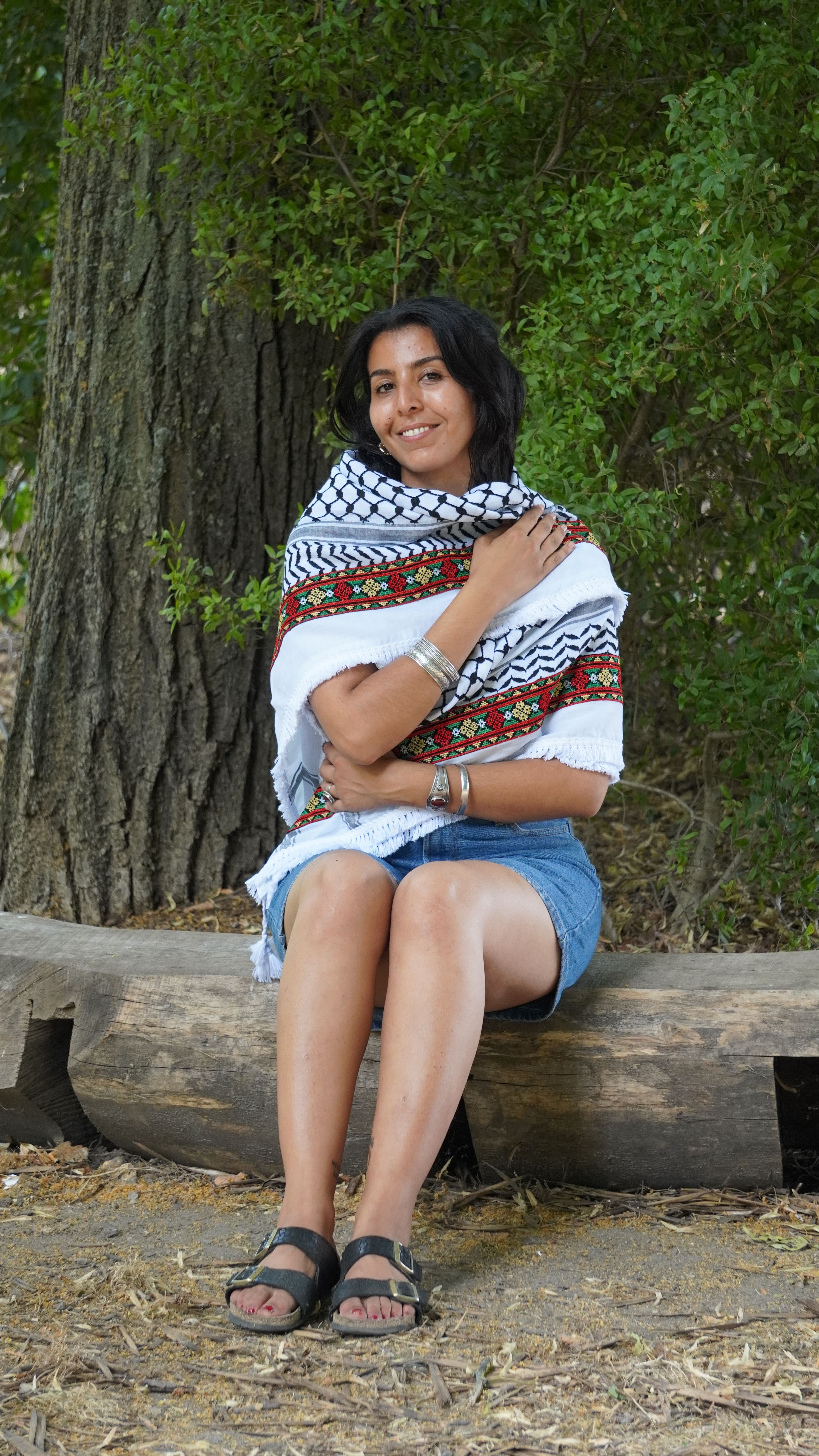 Keffieh blanc et noir brodé rouge et rose — Motif floral géométrique