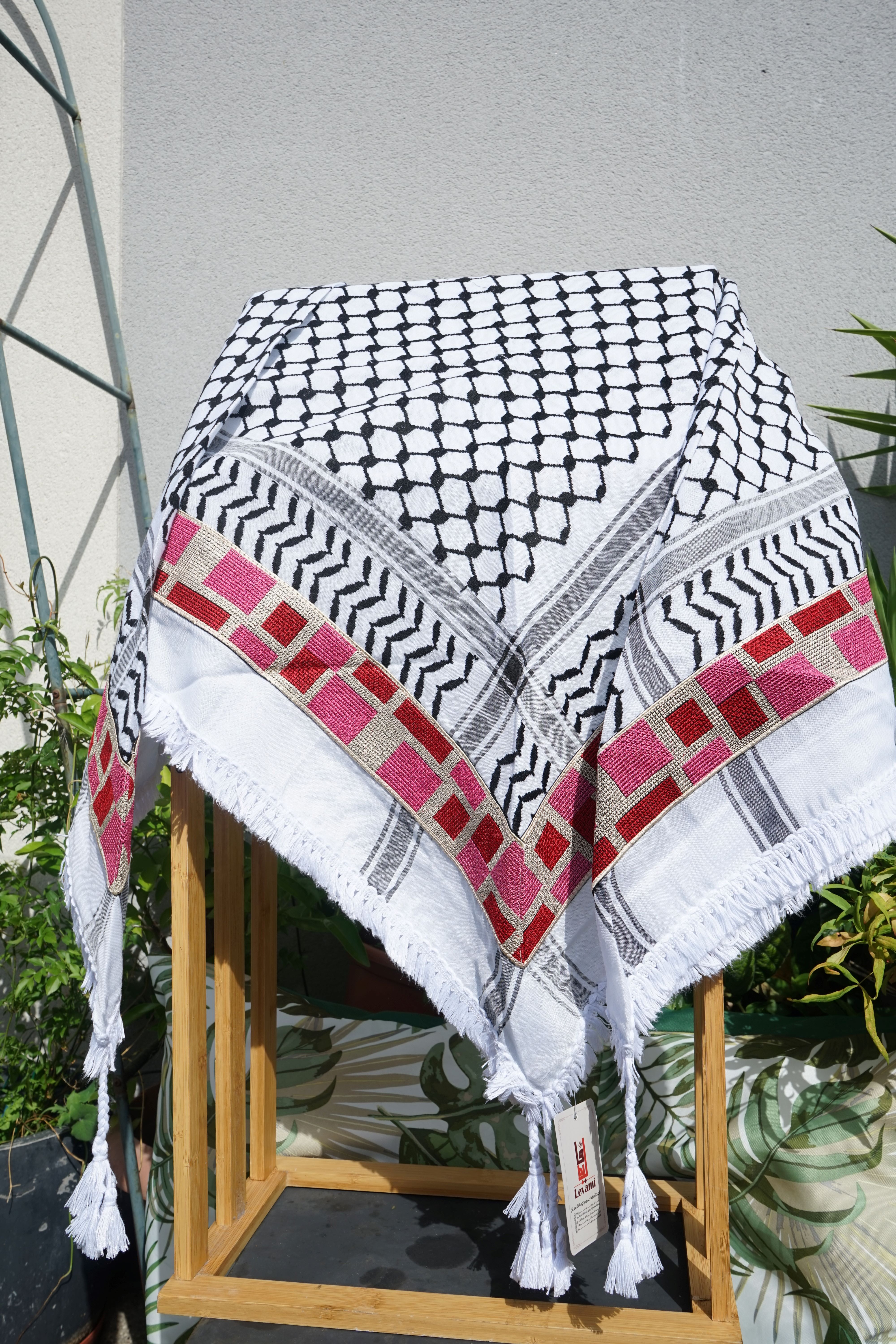 Keffieh blanc et noir brodé beige, rouge et rose – Mosaïque