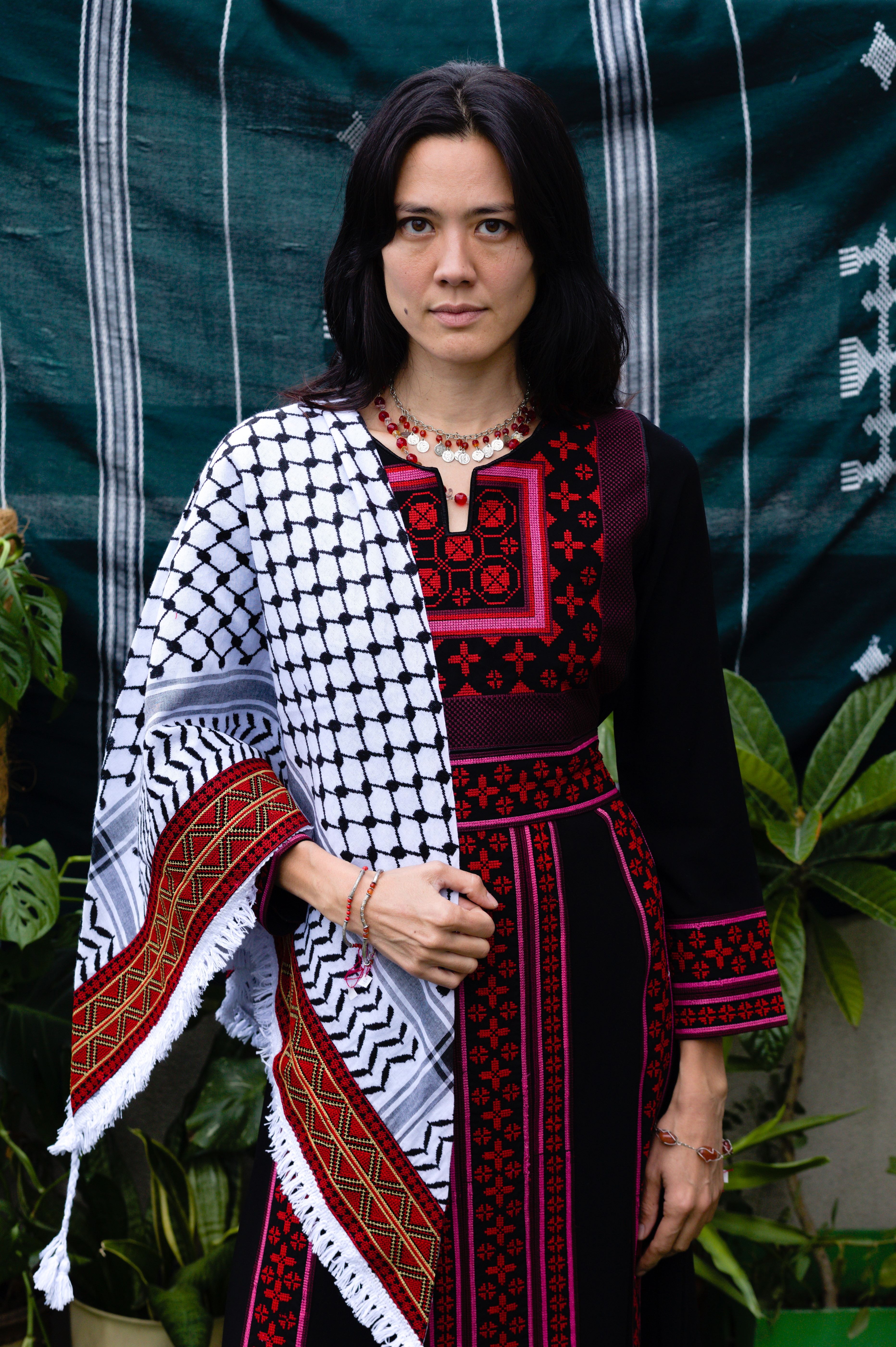Keffieh blanc et noir brodé rouge, noir et doré – Losanges