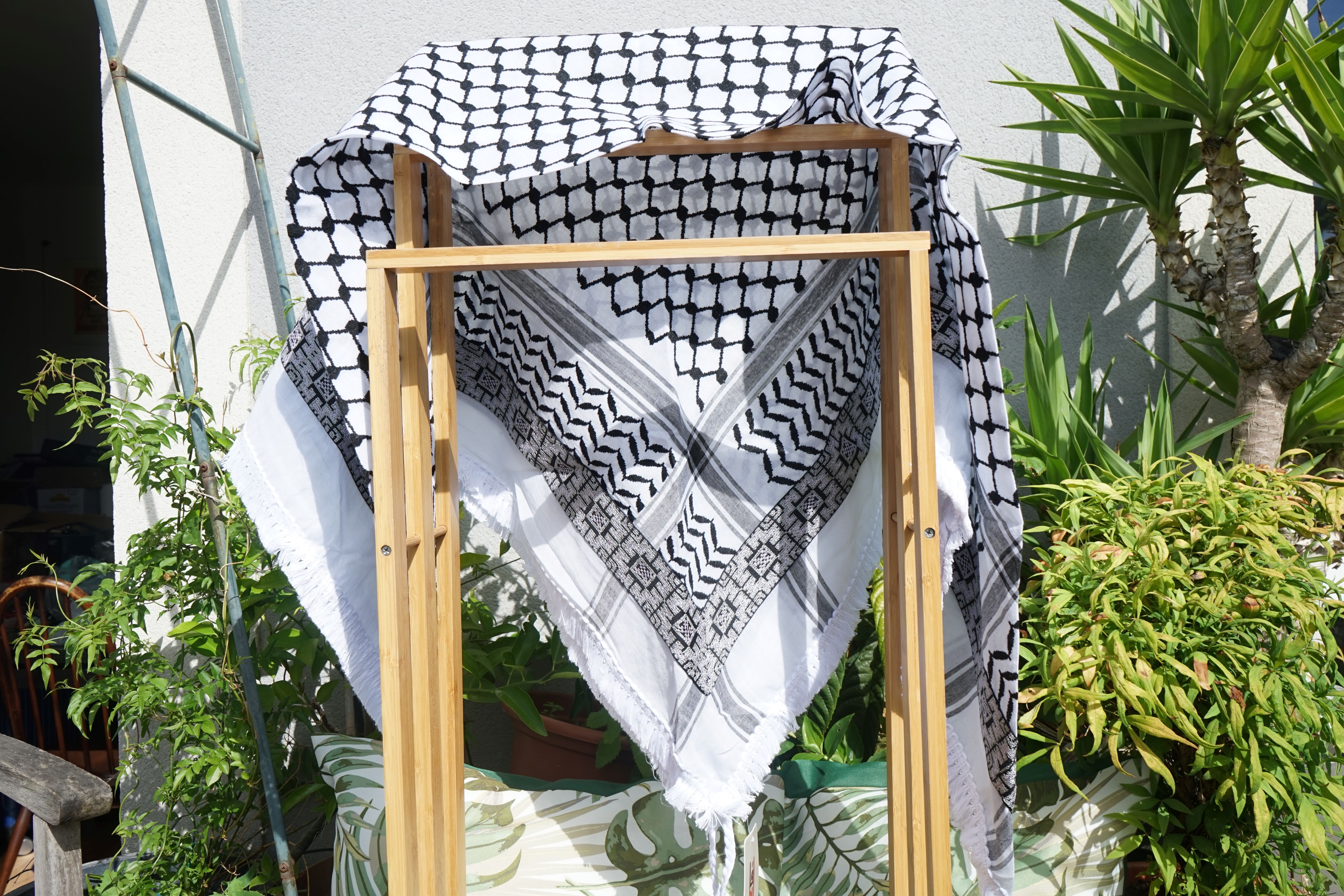 Keffieh blanc et noir brodé argenté et noir – Motifs géométriques