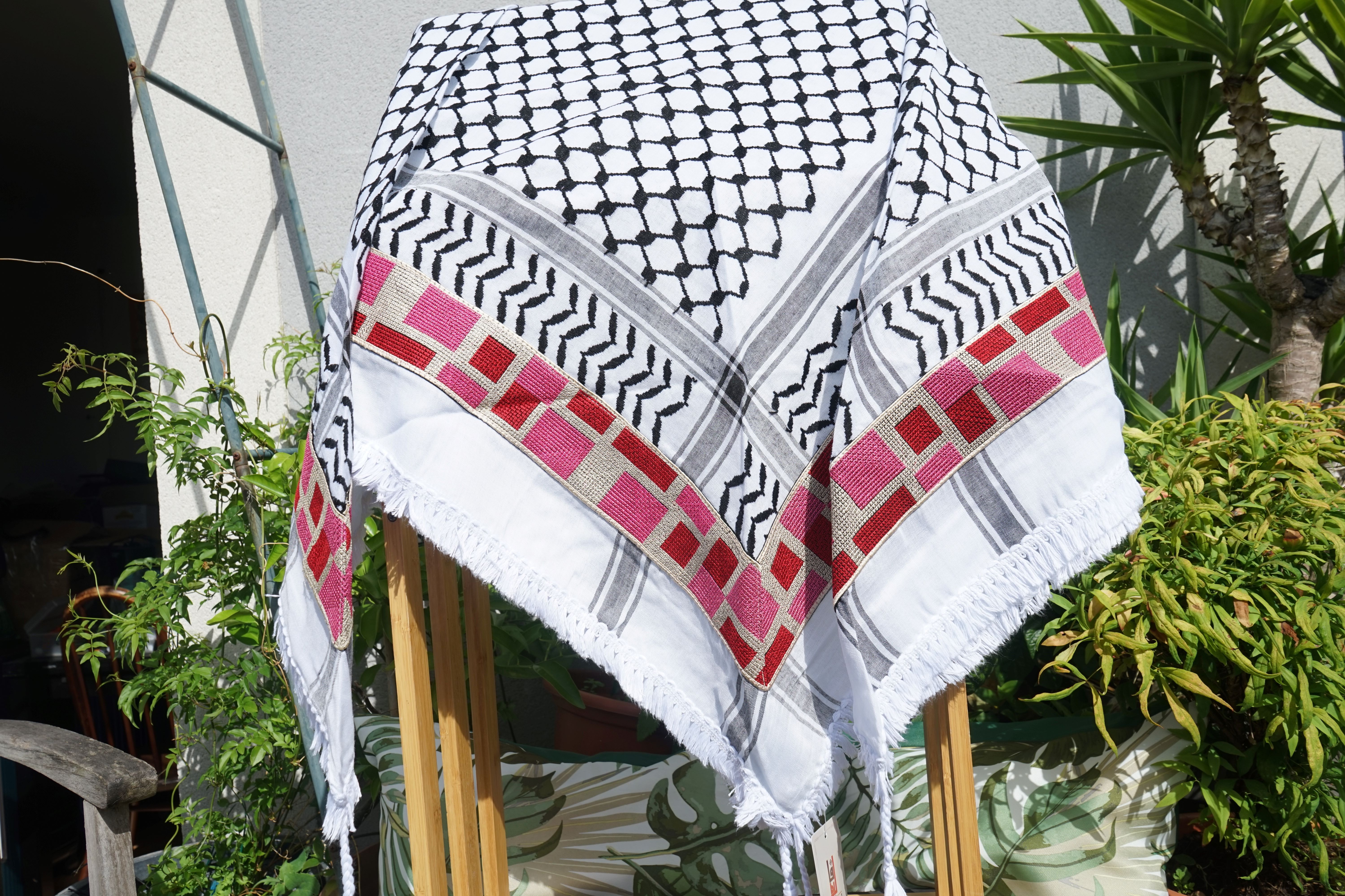 Keffieh blanc et noir brodé beige, rouge et rose – Mosaïque