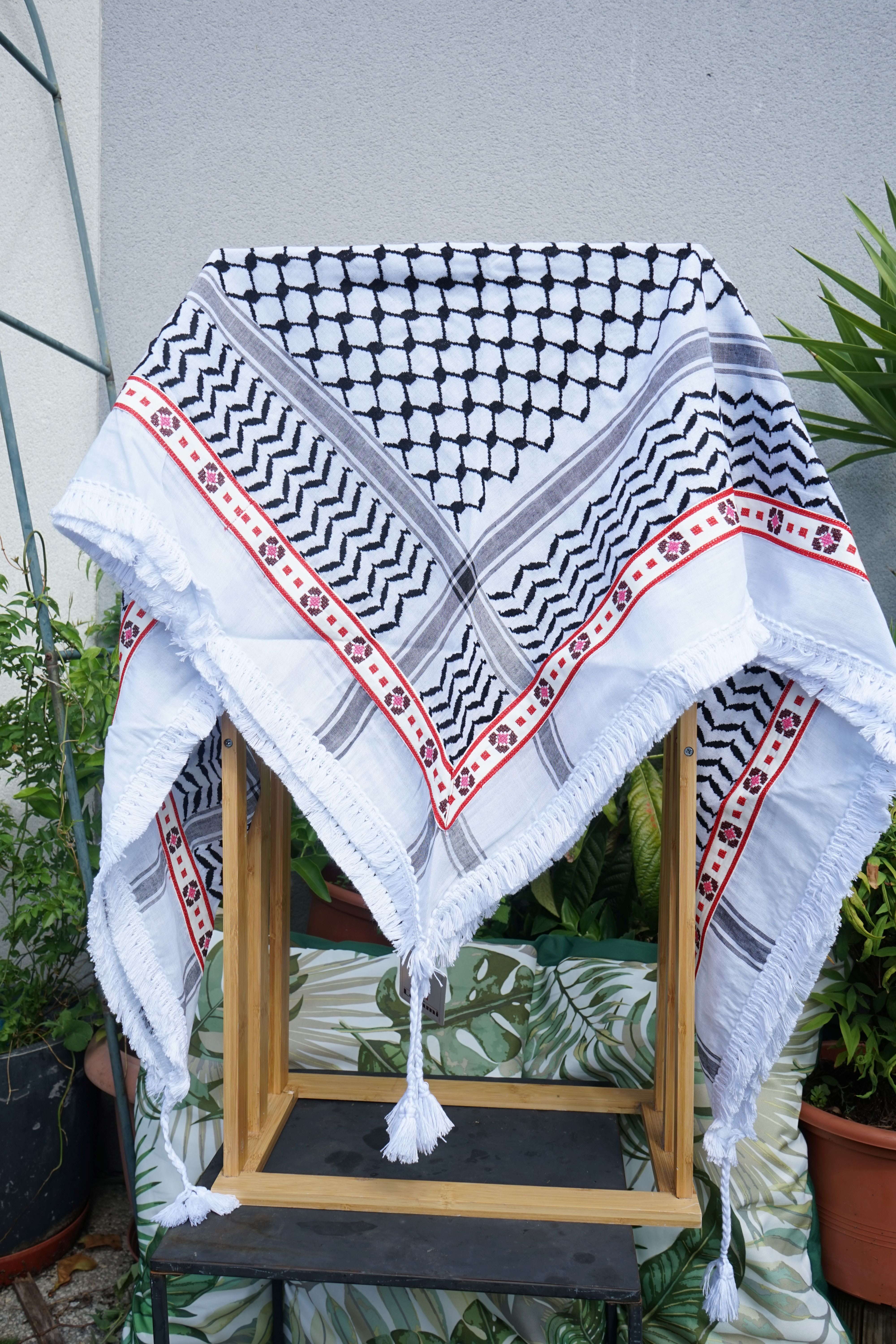 Keffieh blanc et noir brodé rouge et rose – Rosaces