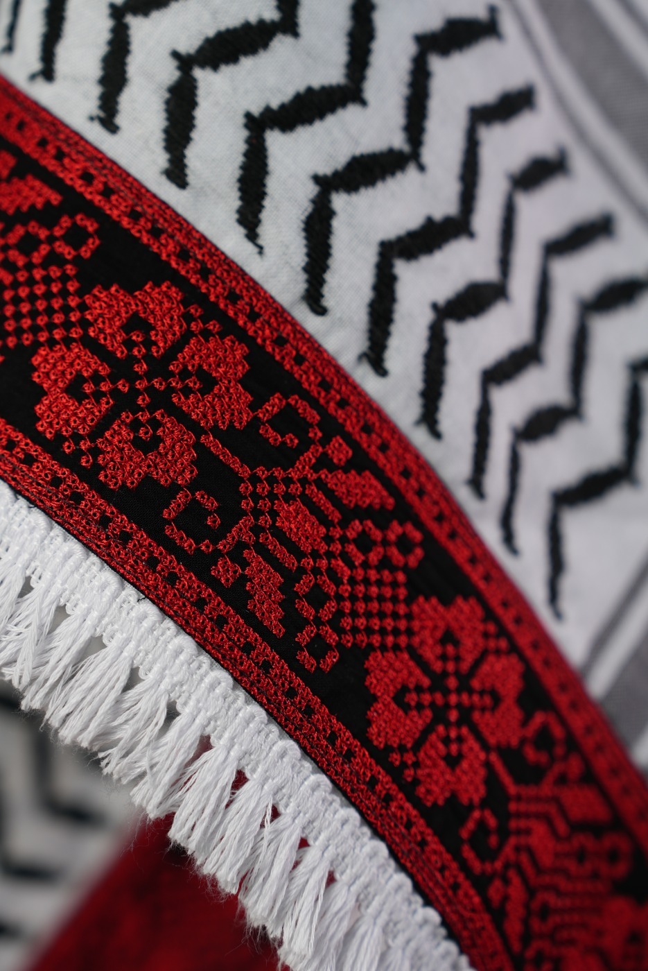 Keffieh blanc et noir brodé rouge — Motif floral traditionnel