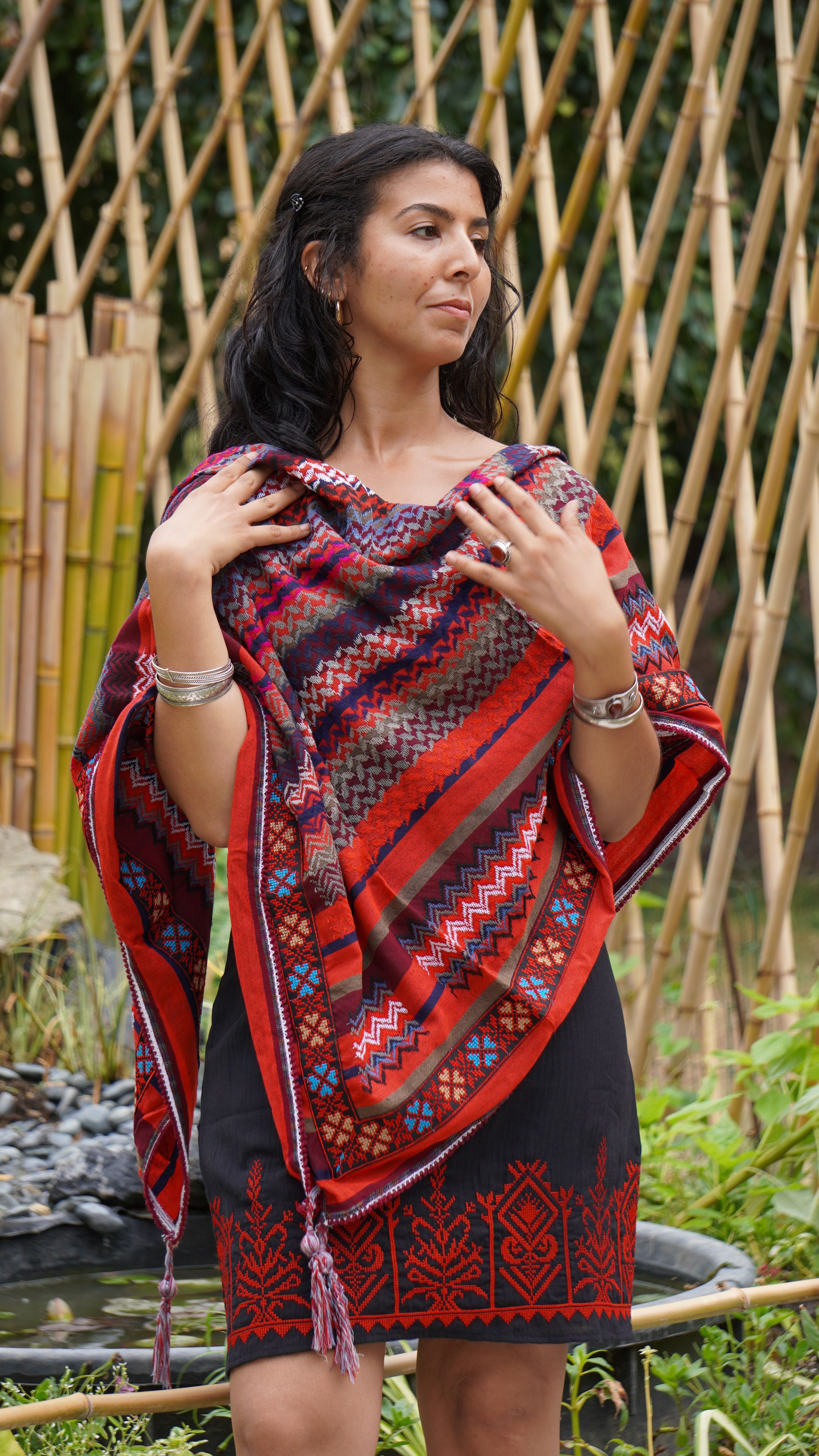 Keffieh rouge multicolore brodé – Motifs levantins