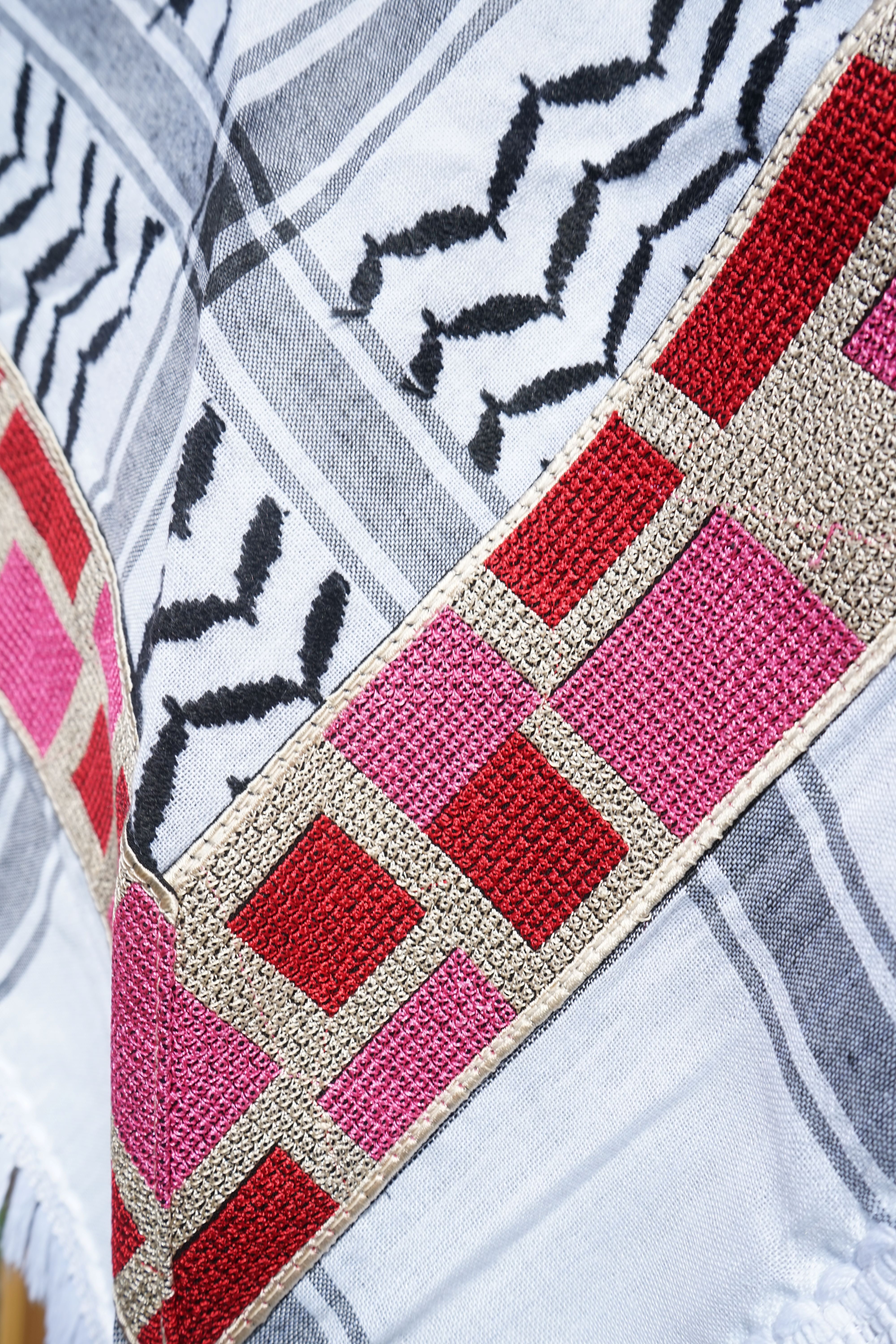 Keffieh blanc et noir brodé beige, rouge et rose – Mosaïque