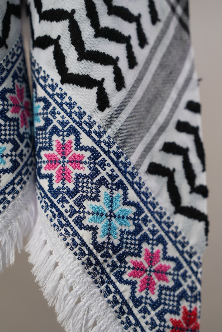 Keffieh blanc et noir brodé bleu, rose et turquoise – Motifs floraux