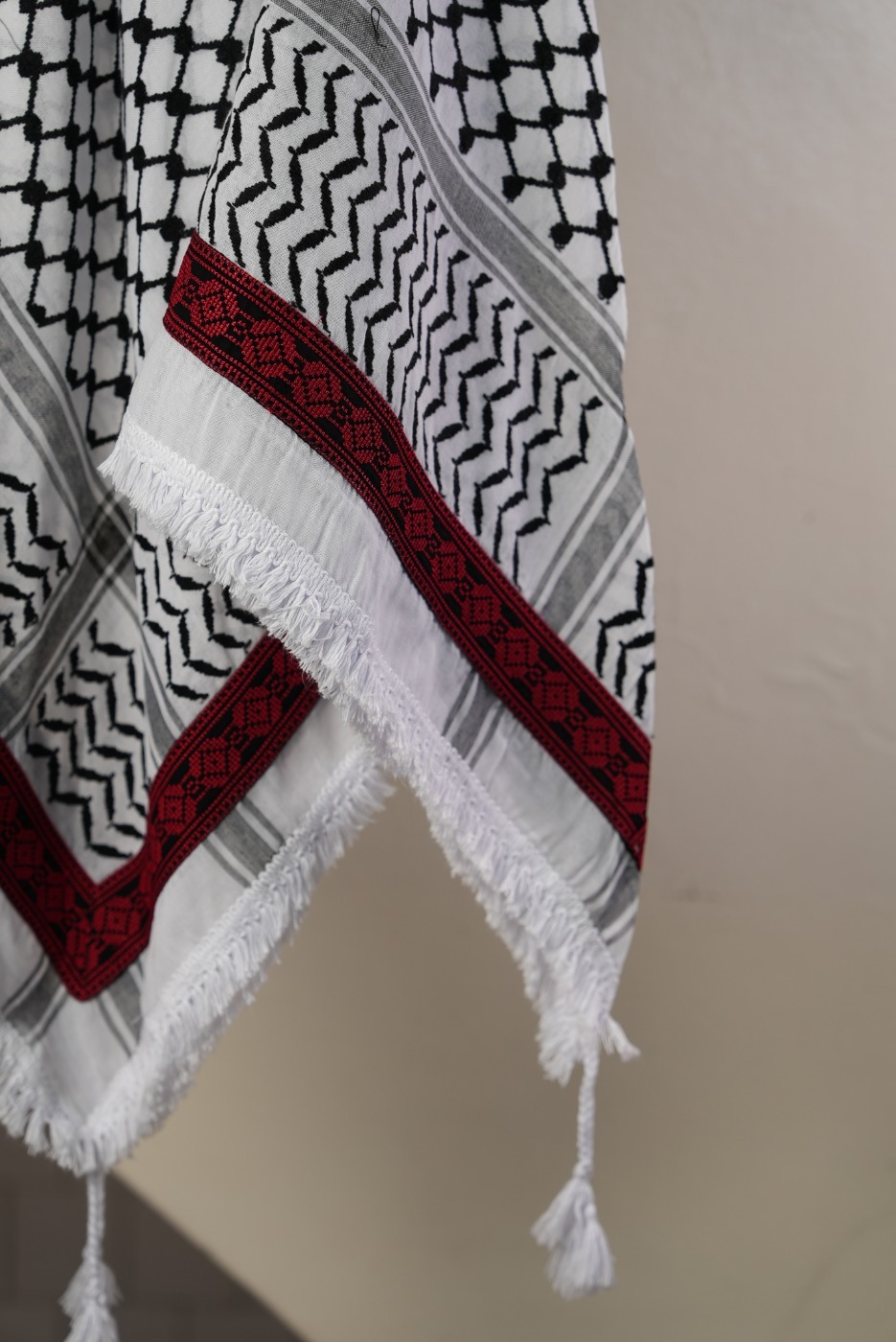 Keffieh blanc et noir brodé rouge et noir – Motif géométrique
