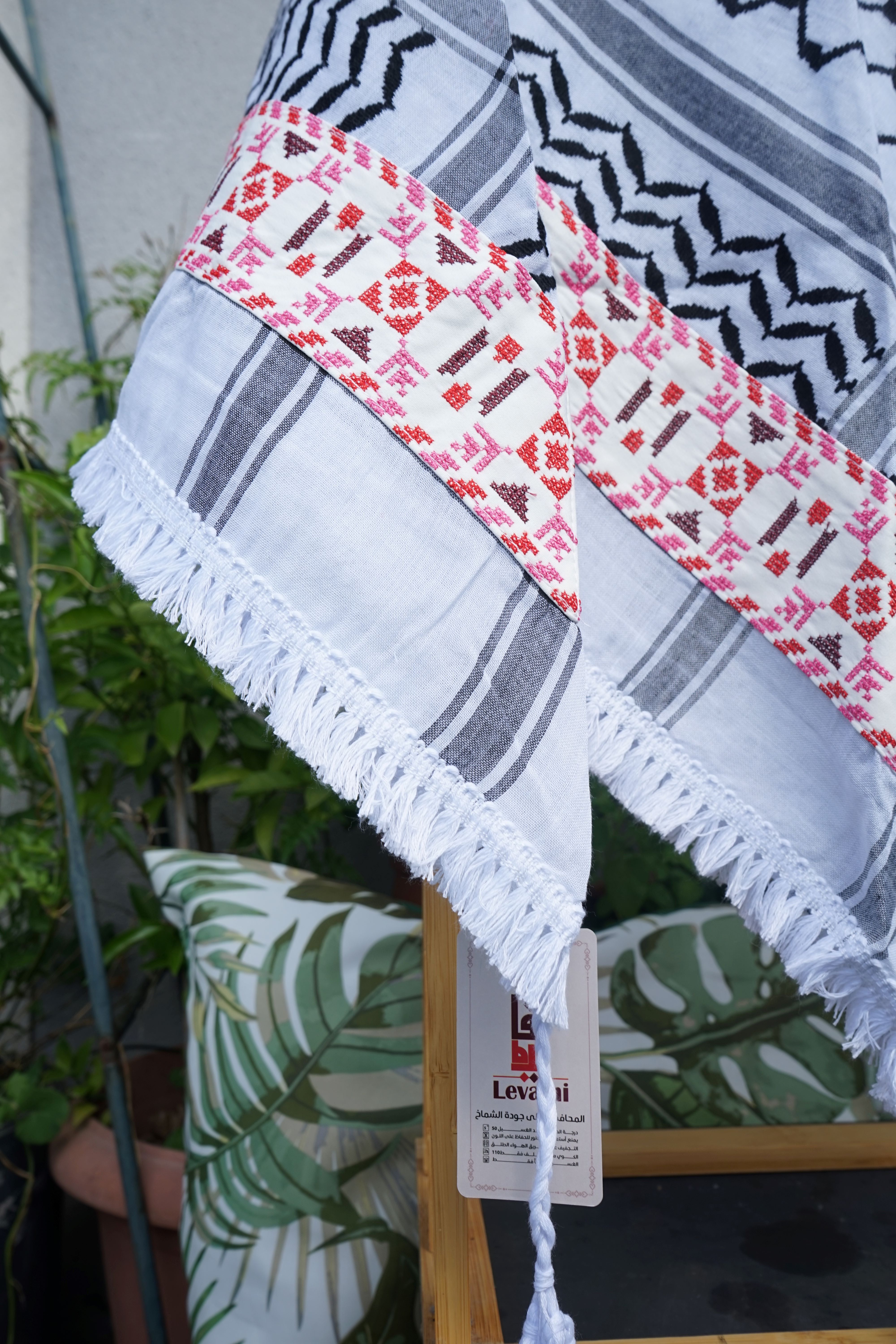 Keffieh blanc et noir brodé rose et rouge – Motifs graphiques