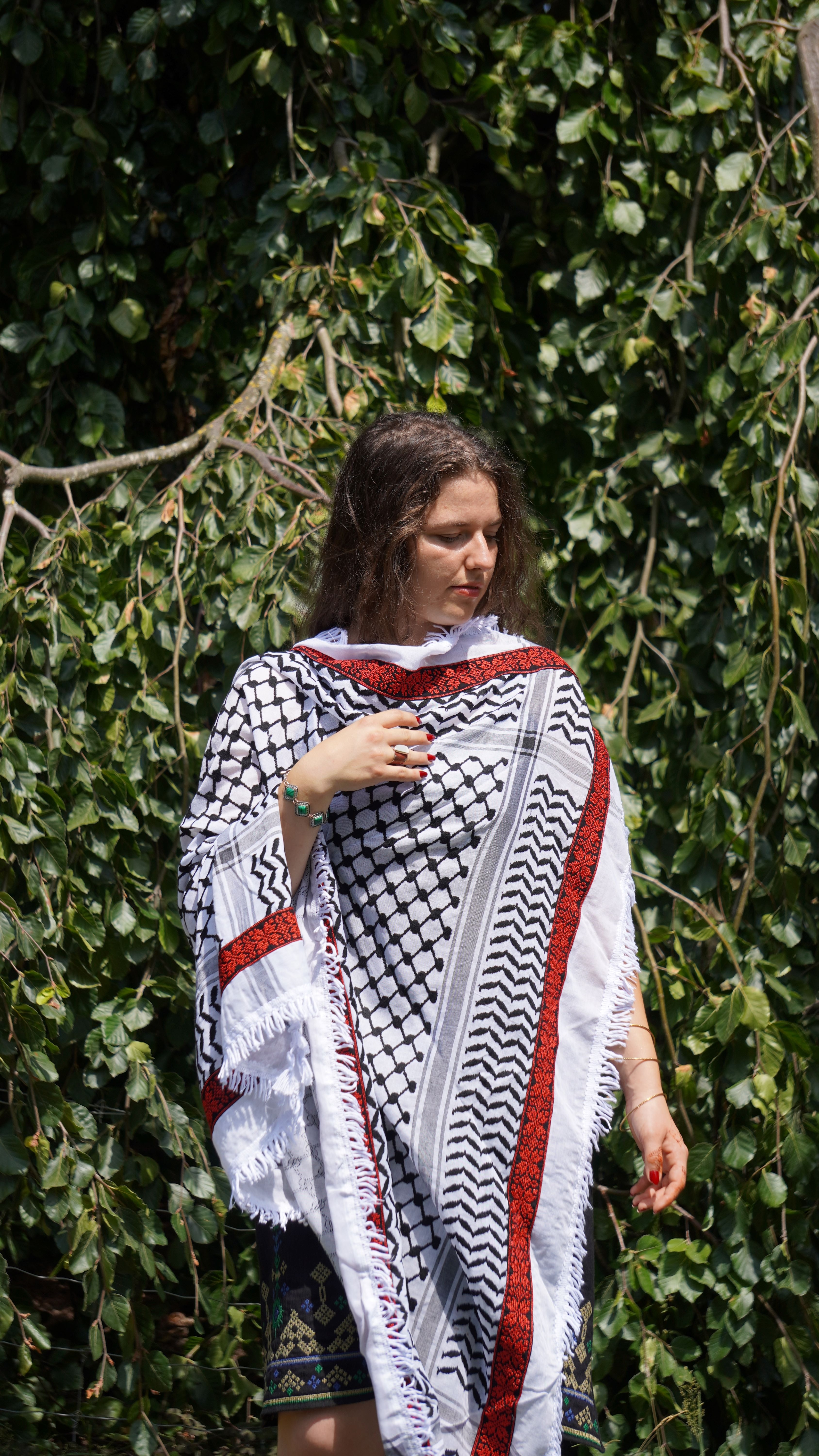 Keffieh blanc et noir brodé rouge et noir – Motif géométrique