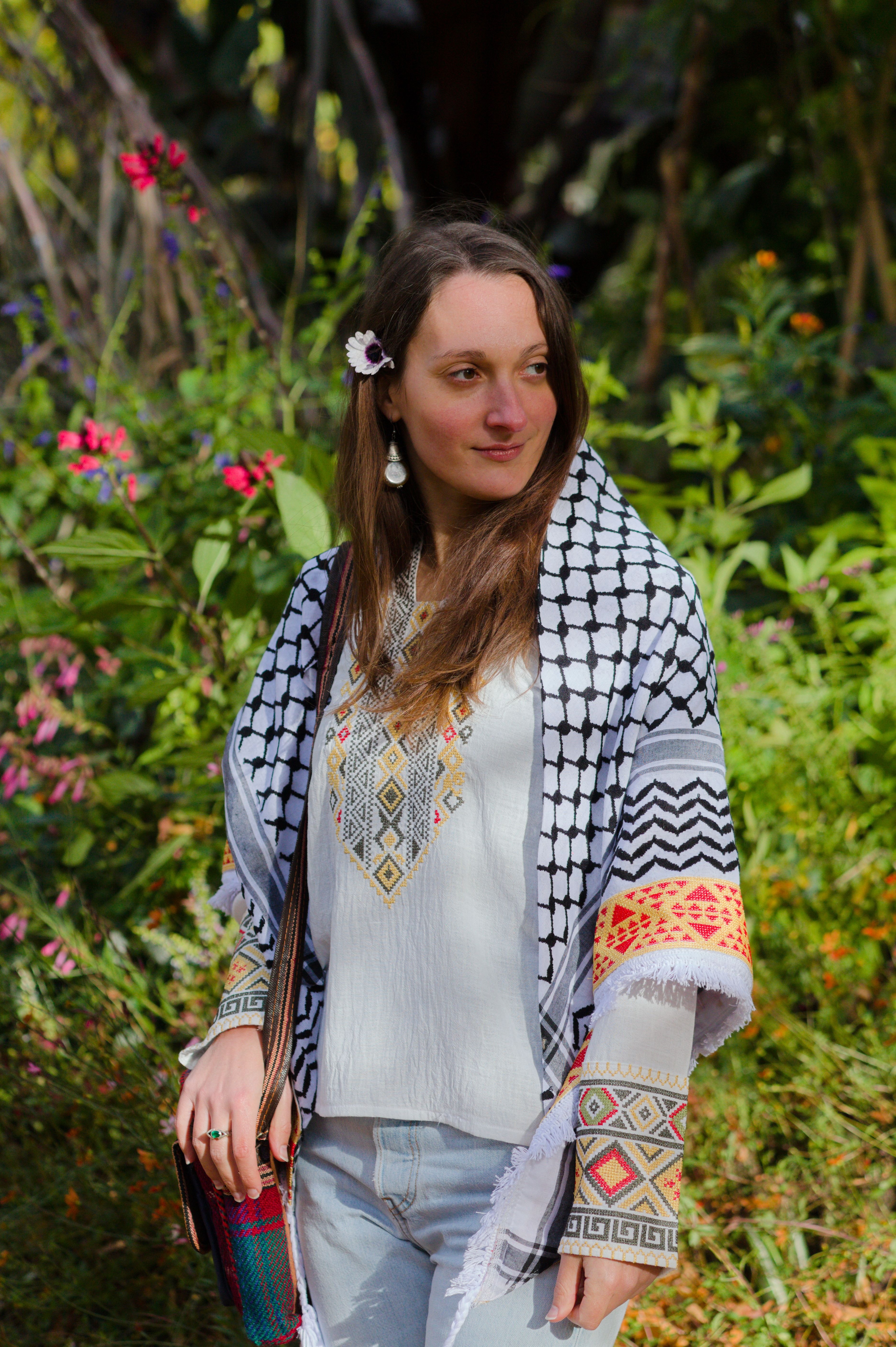 Keffieh blanc et noir brodé jaune et rouge – Motifs géométriques