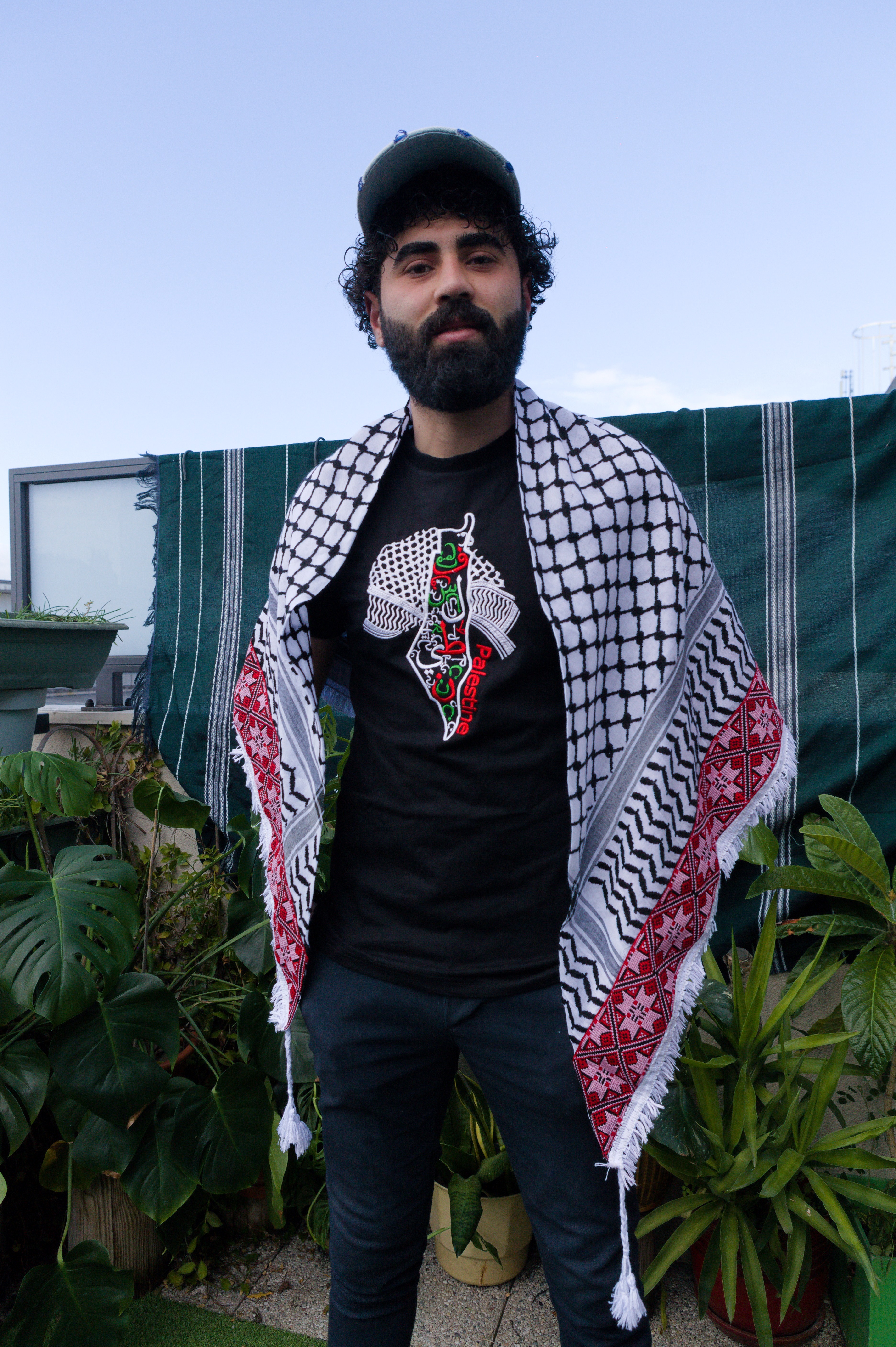 Keffieh blanc et noir brodé rose et rouge — Motif géométrique étoilé