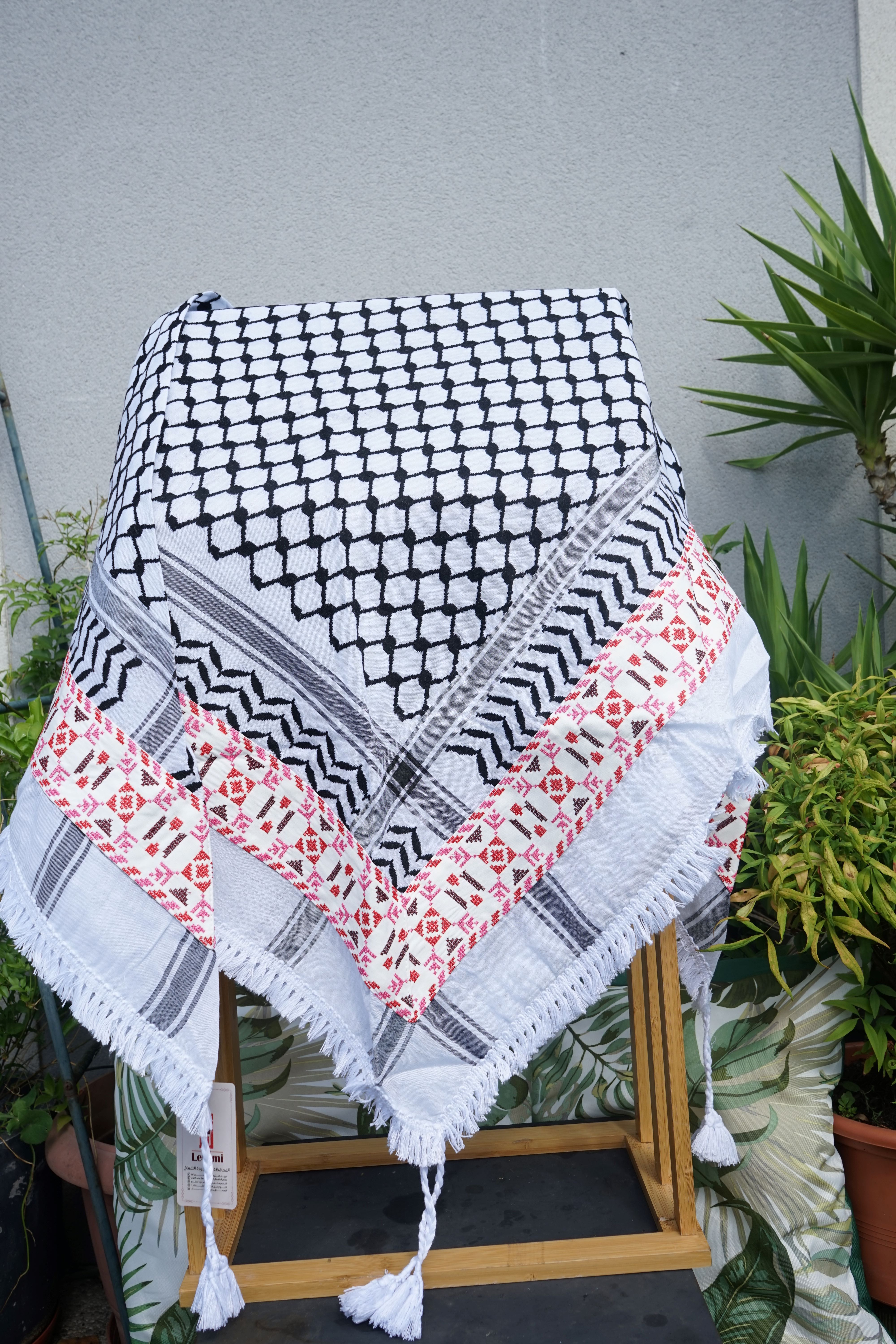 Keffieh blanc et noir brodé rose et rouge – Motifs graphiques