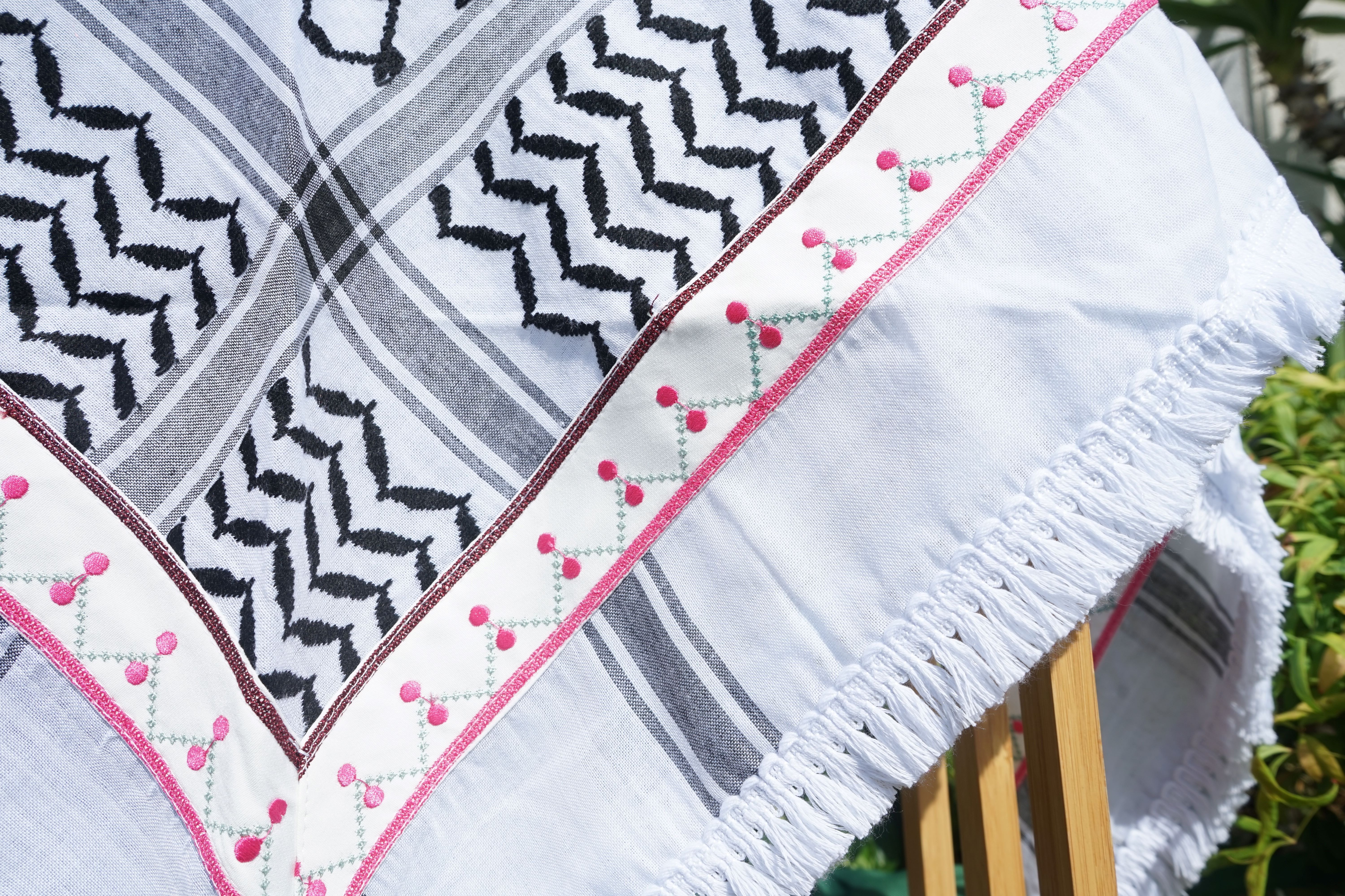 Keffieh blanc et noir brodé rose poudré – Guirlande florale
