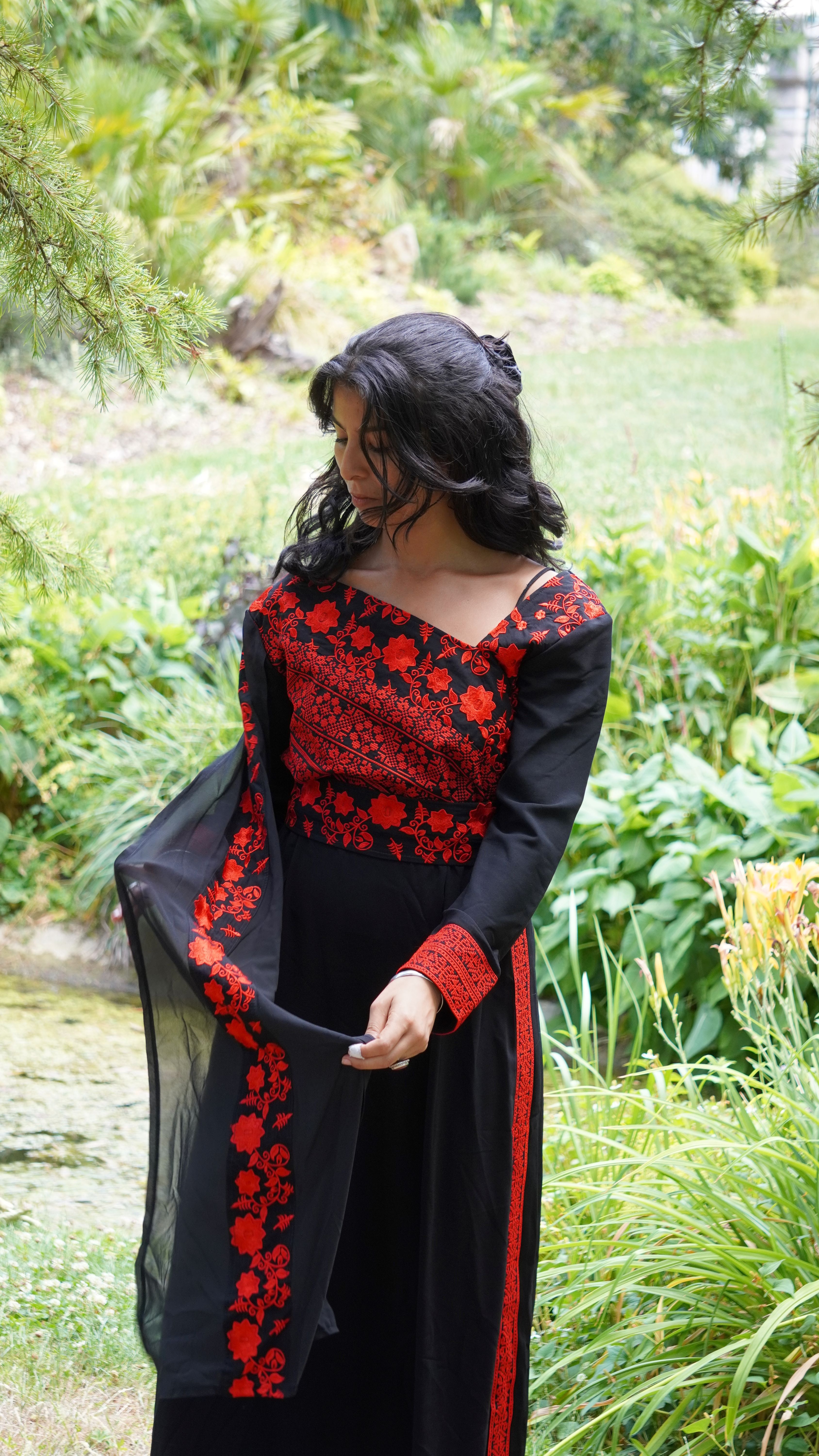 Robe noire asymétrique brodée fleurs rouges