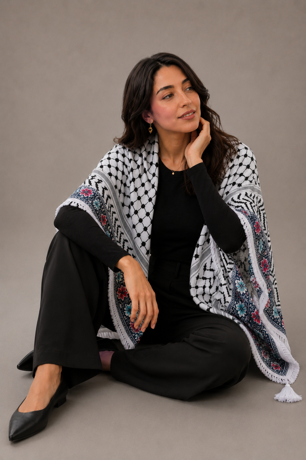 Keffieh blanc et noir brodé bleu, rose et turquoise – Motifs floraux